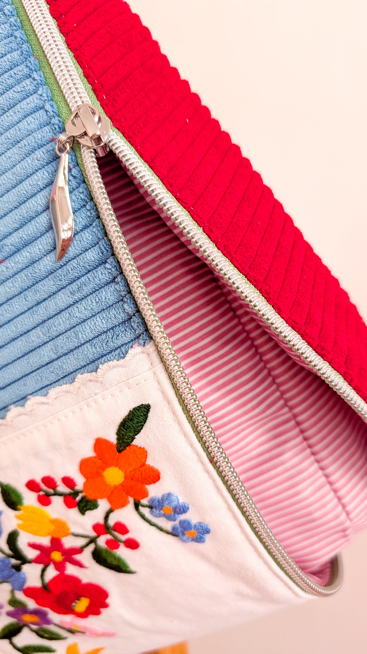 Bunte Upcycling XL Cord Bauchtasche Granny Hipbag Blumen Stickerei Einzelstück