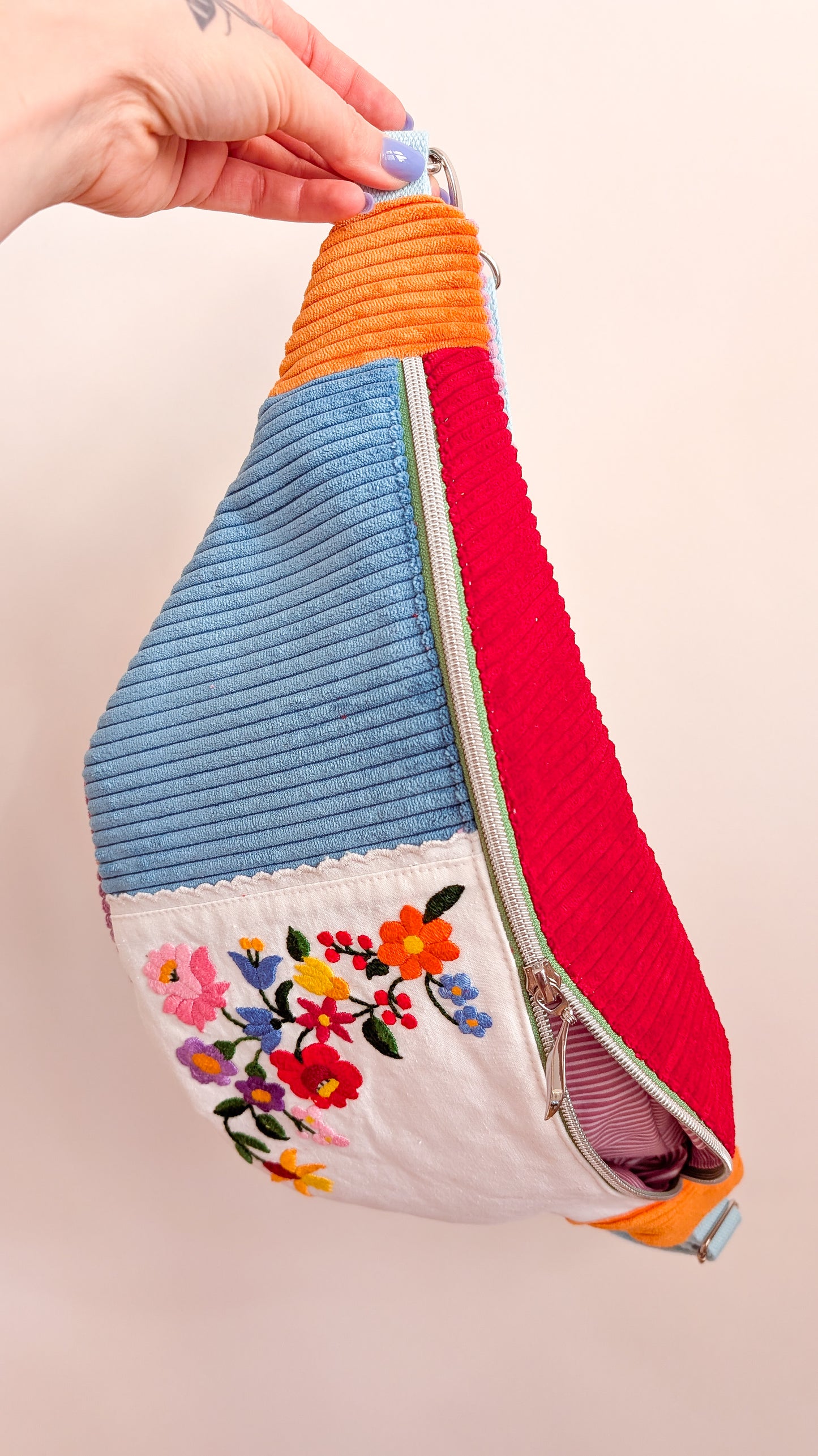 Bunte Upcycling XL Cord Bauchtasche Granny Hipbag Blumen Stickerei Einzelstück