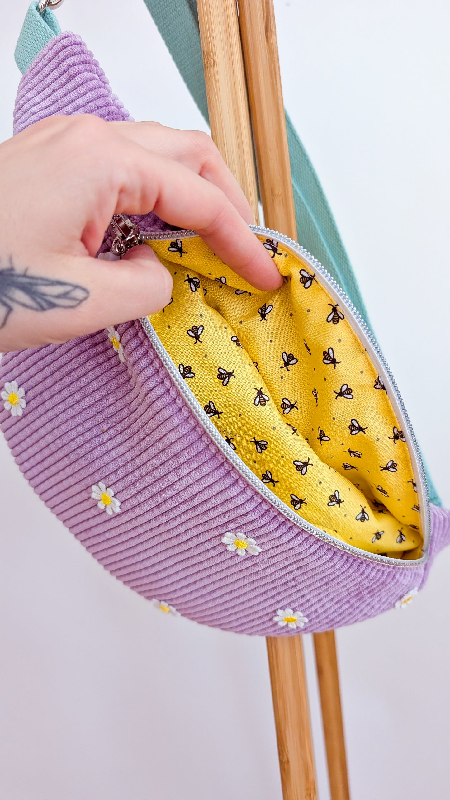 Pastell Cord Hipbag Bauchtasche Gänseblümchen Daisies FLIEDER