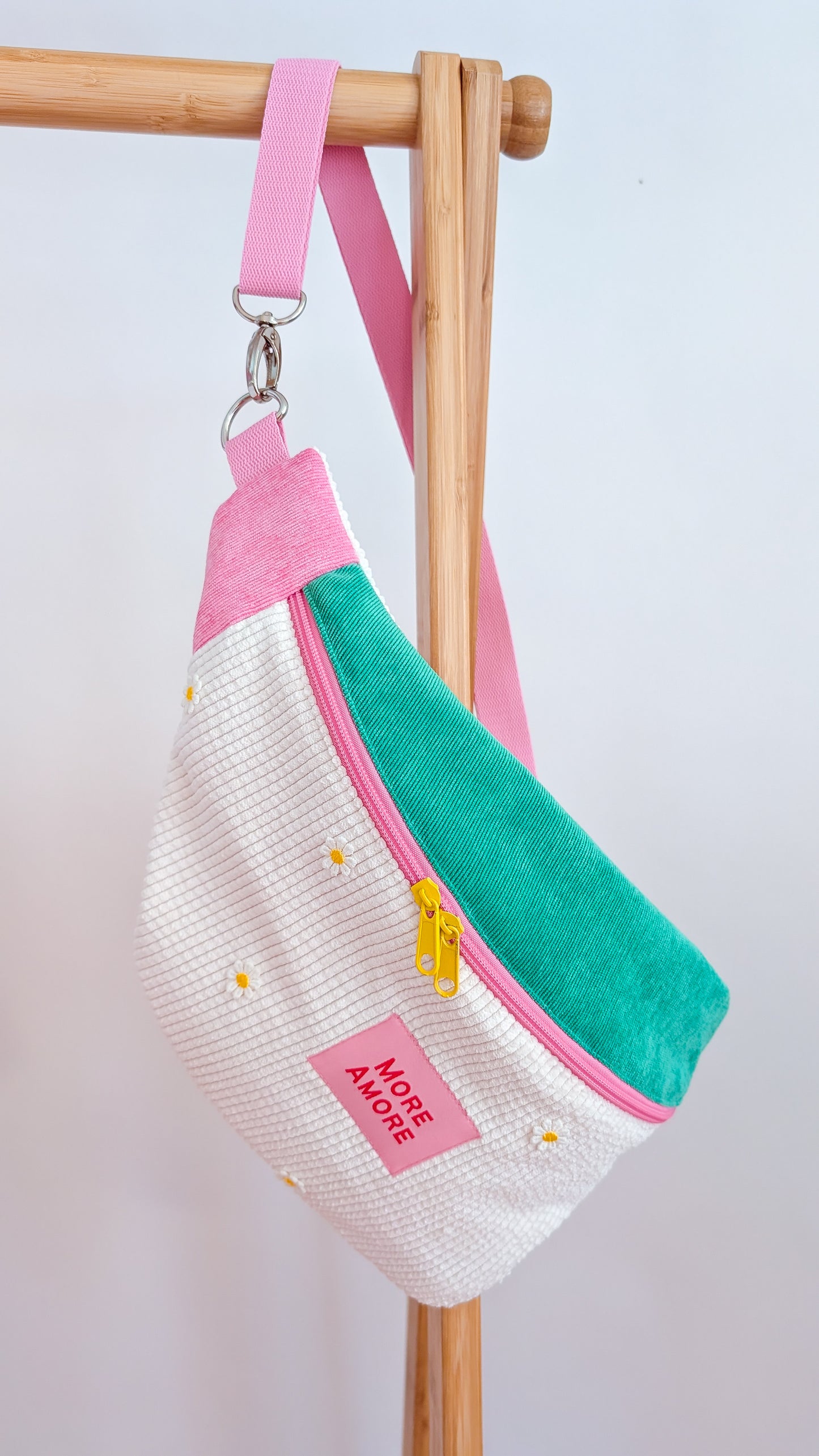 More Amore große XL Cord Hipbag Bauchtasche Daisies Pink/Grün/Creme