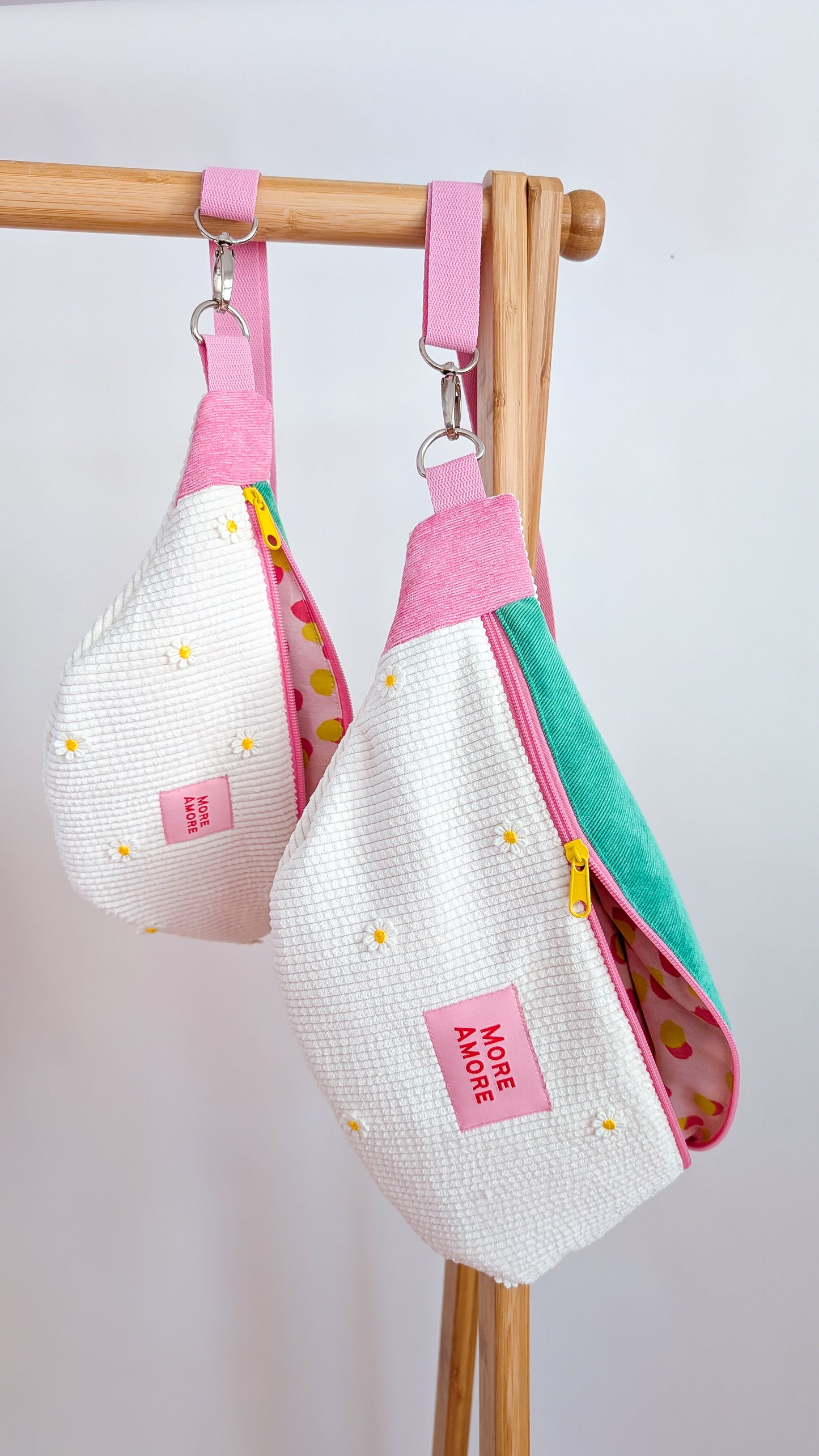 More Amore große XL Cord Hipbag Bauchtasche Daisies Pink/Grün/Creme