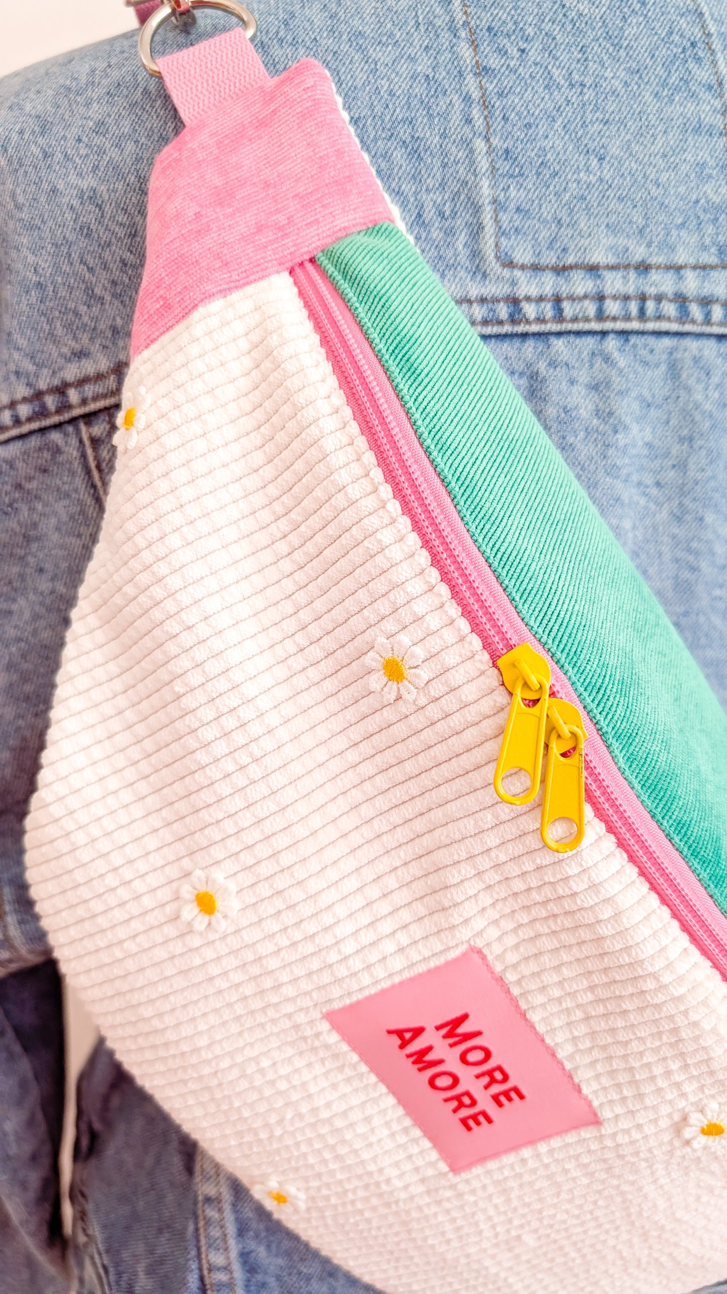 More Amore große XL Cord Hipbag Bauchtasche Daisies Pink/Grün/Creme