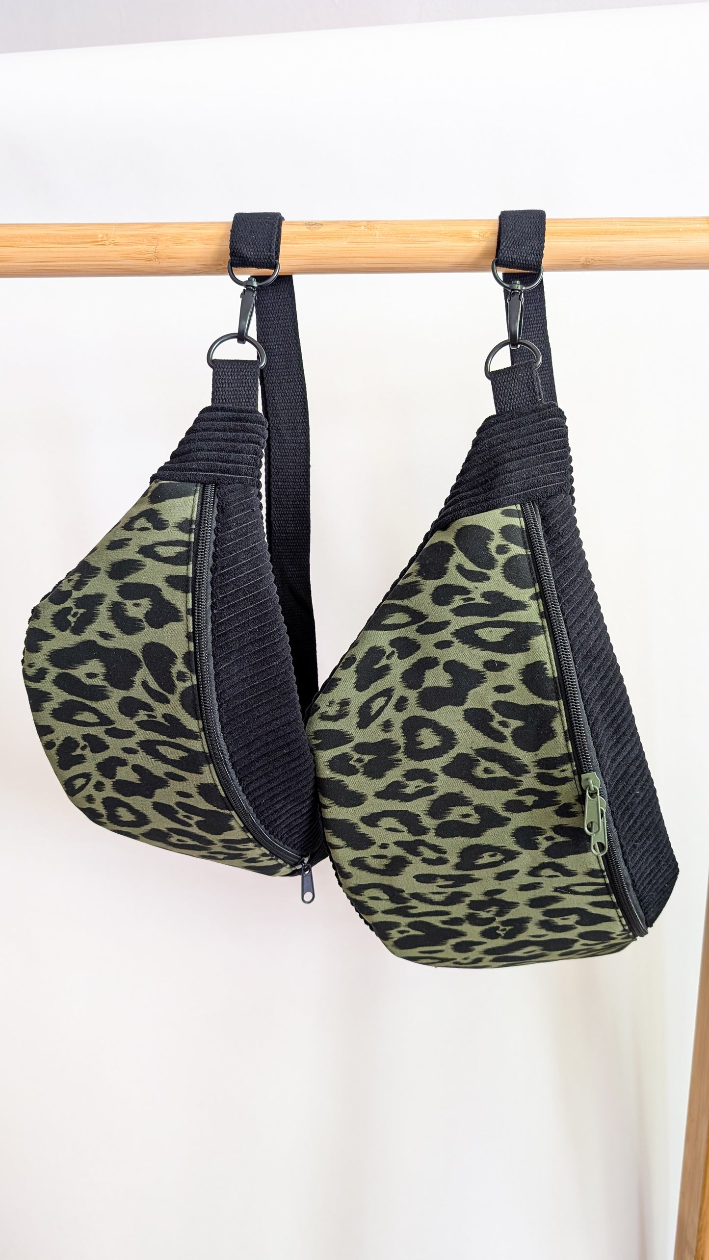 Cord Bauchtasche Schwarz Leopard Olivgrün mit Innenfach