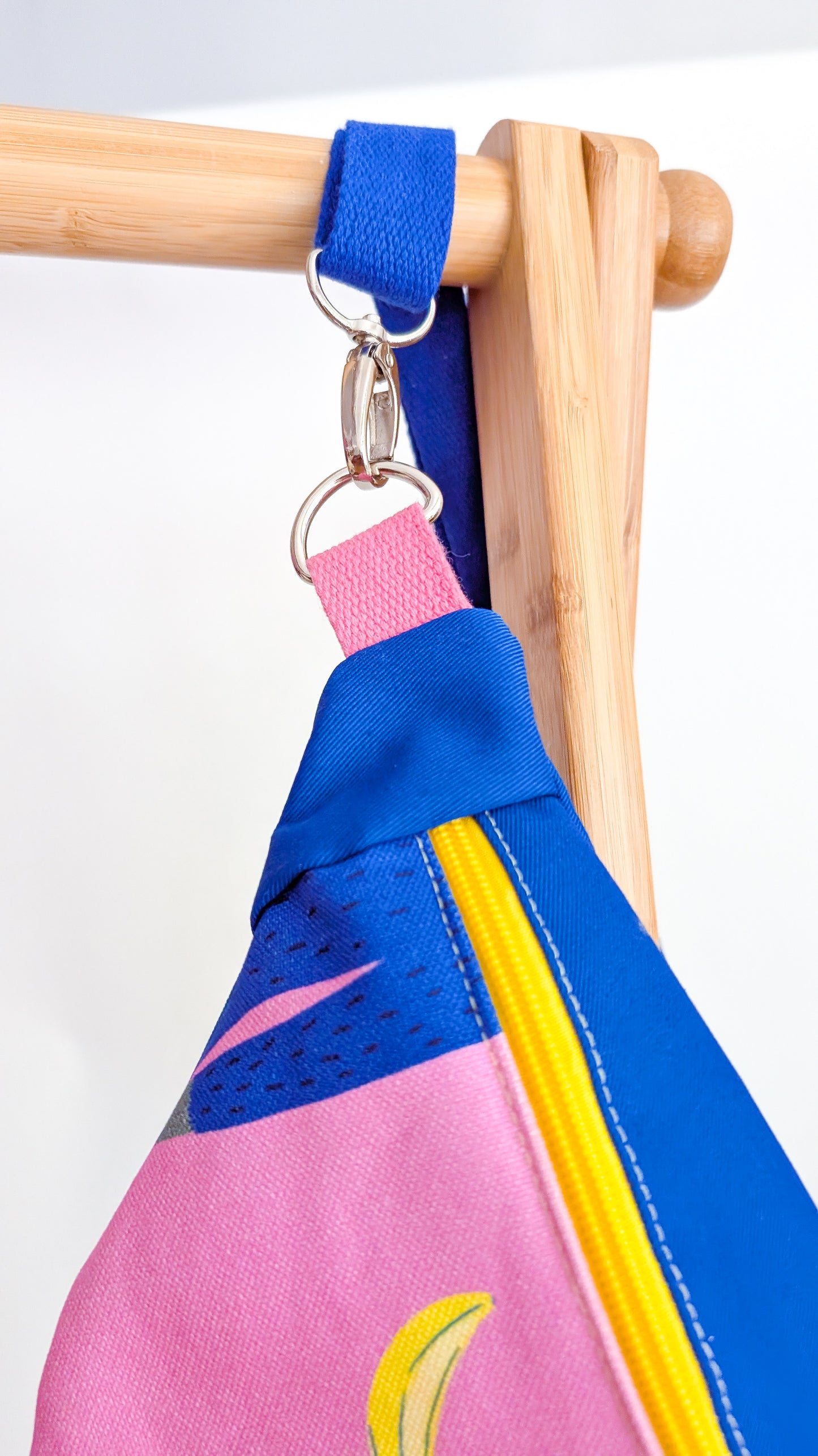 Bunte Bauchtasche Pink/Blau mit Affen & Bananen – 4 Stimmungen: Moody, Zen, Happy, Grumpy