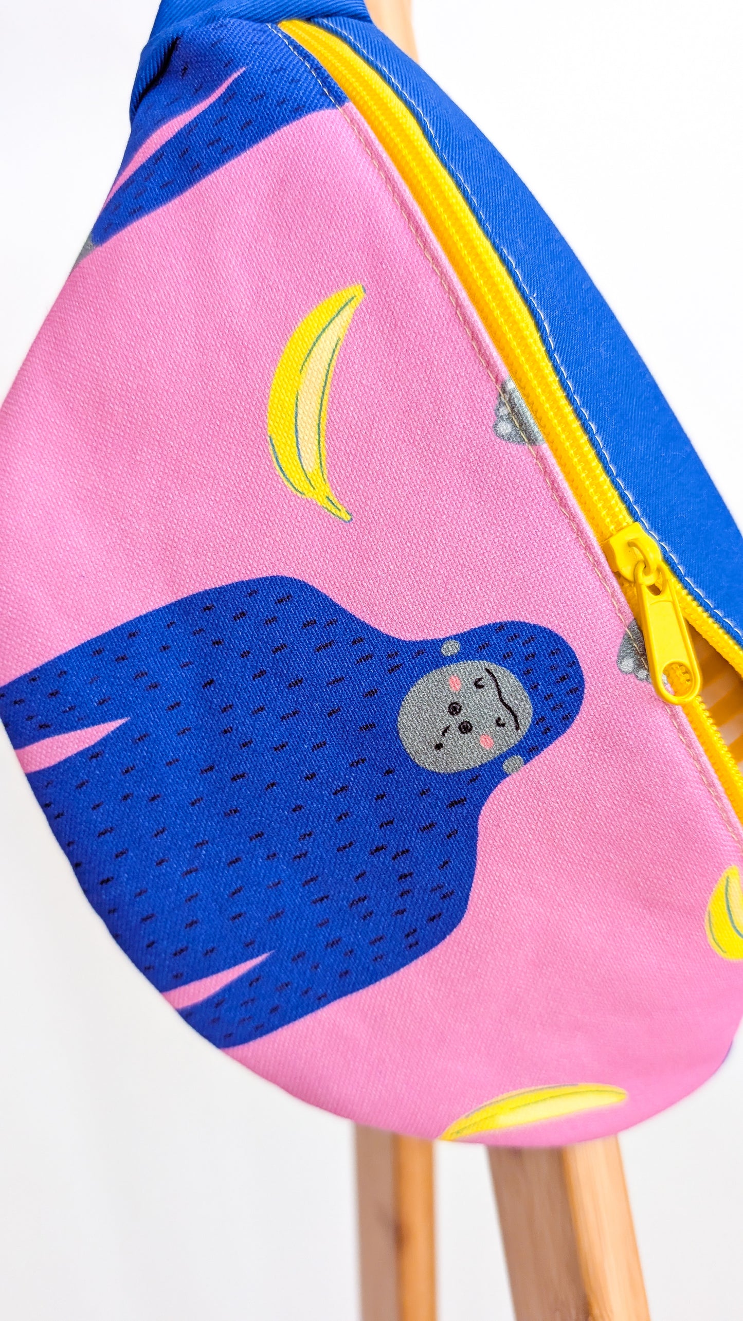 Bunte Bauchtasche Pink/Blau mit Affen & Bananen – 4 Stimmungen: Moody, Zen, Happy, Grumpy