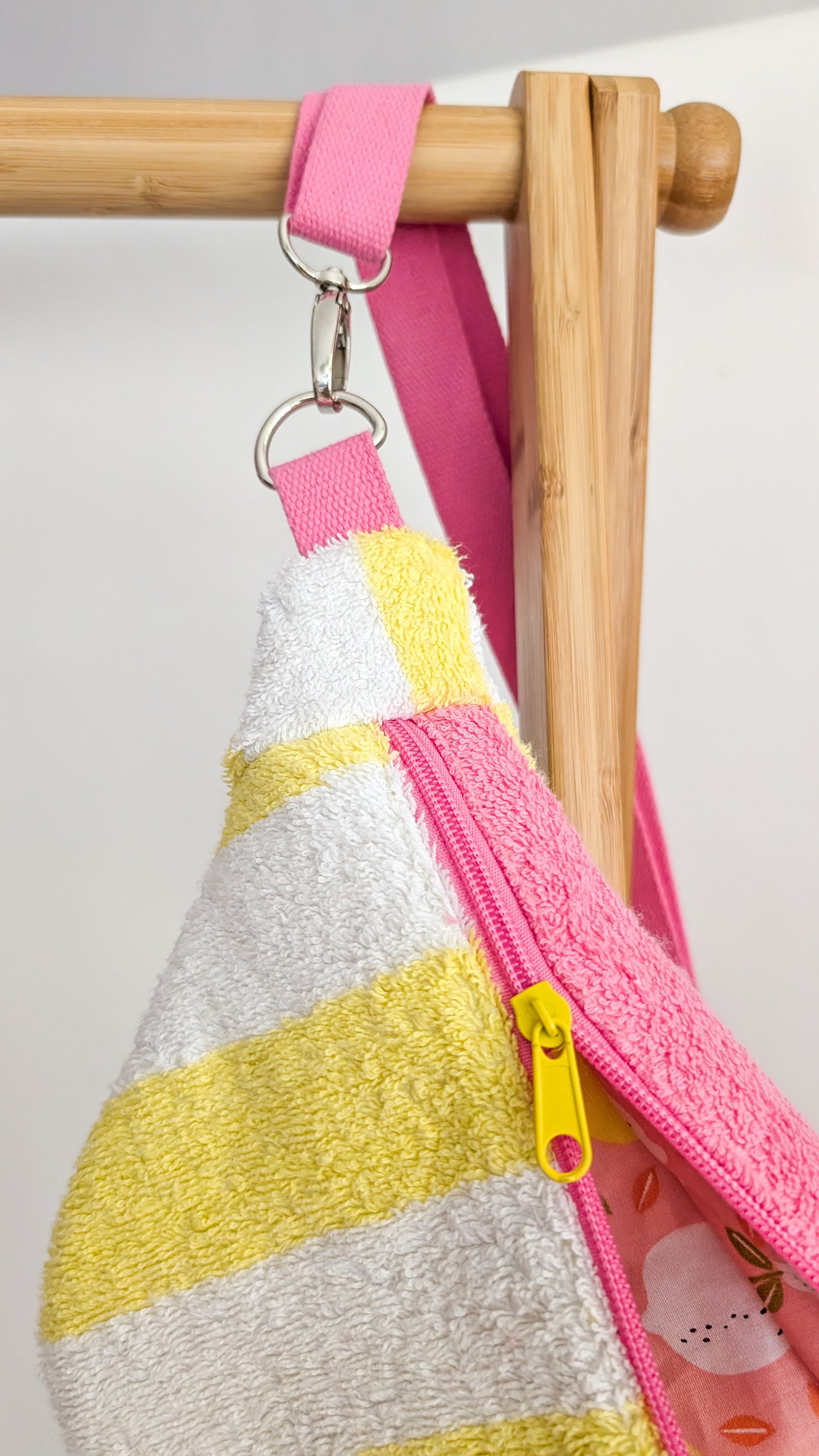 Upcycling Hipbag Bauchtasche aus Vintage Handtuch Gelb/Pink Streifen Towel Bag Limitiert