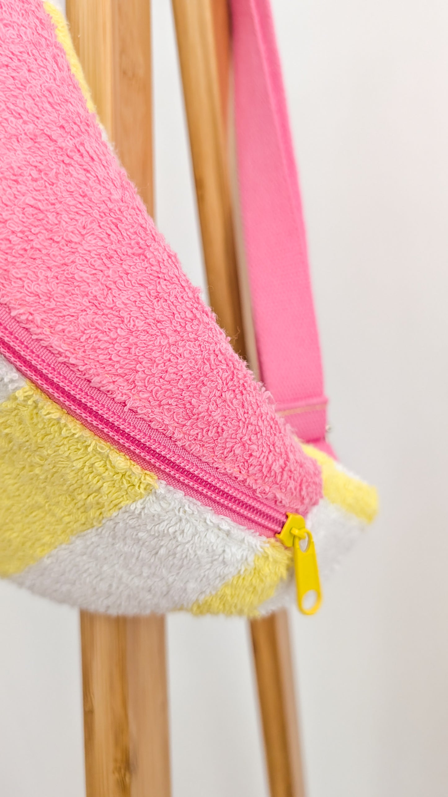 Upcycling Hipbag Bauchtasche aus Vintage Handtuch Gelb/Pink Streifen Towel Bag Limitiert