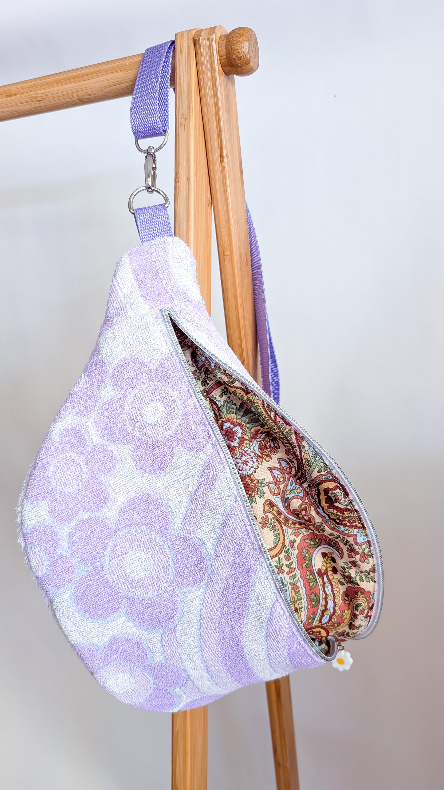 Upcycling XL Bauchtasche aus Vintage Handtuch Pastell Towel Bag Einzelstück Lila