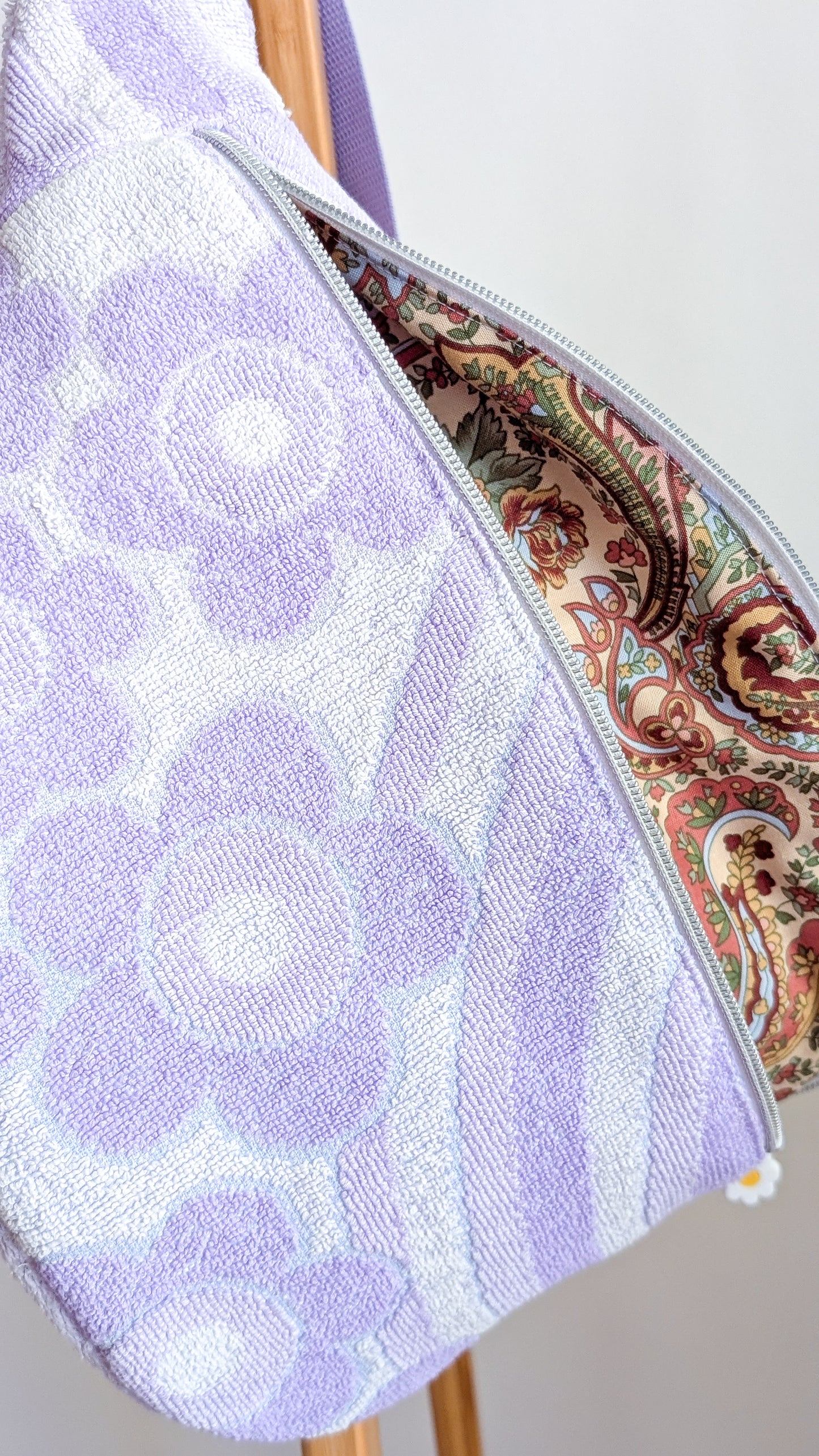 Upcycling XL Bauchtasche aus Vintage Handtuch Pastell Towel Bag Einzelstück Lila