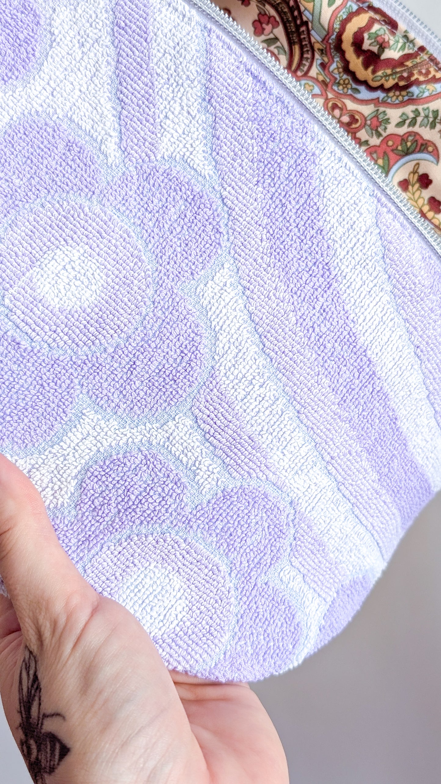 Upcycling XL Bauchtasche aus Vintage Handtuch Pastell Towel Bag Einzelstück Lila