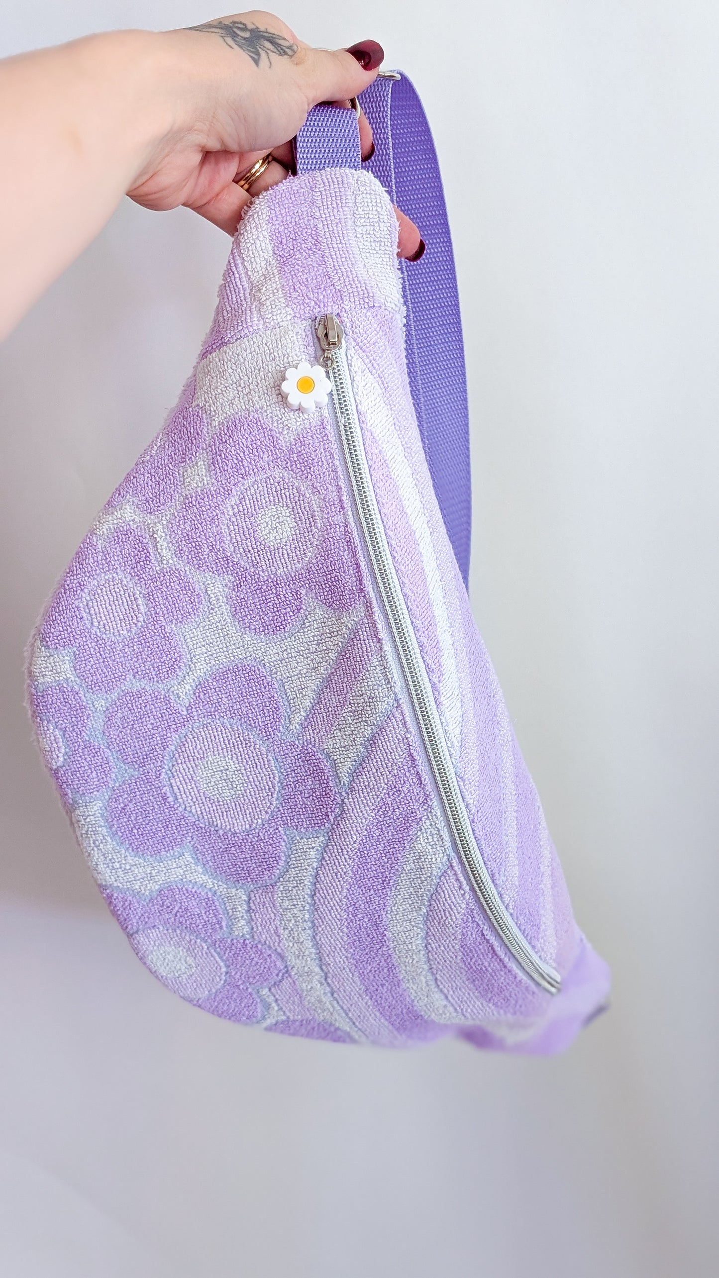 Upcycling XL Bauchtasche aus Vintage Handtuch Pastell Towel Bag Einzelstück Lila