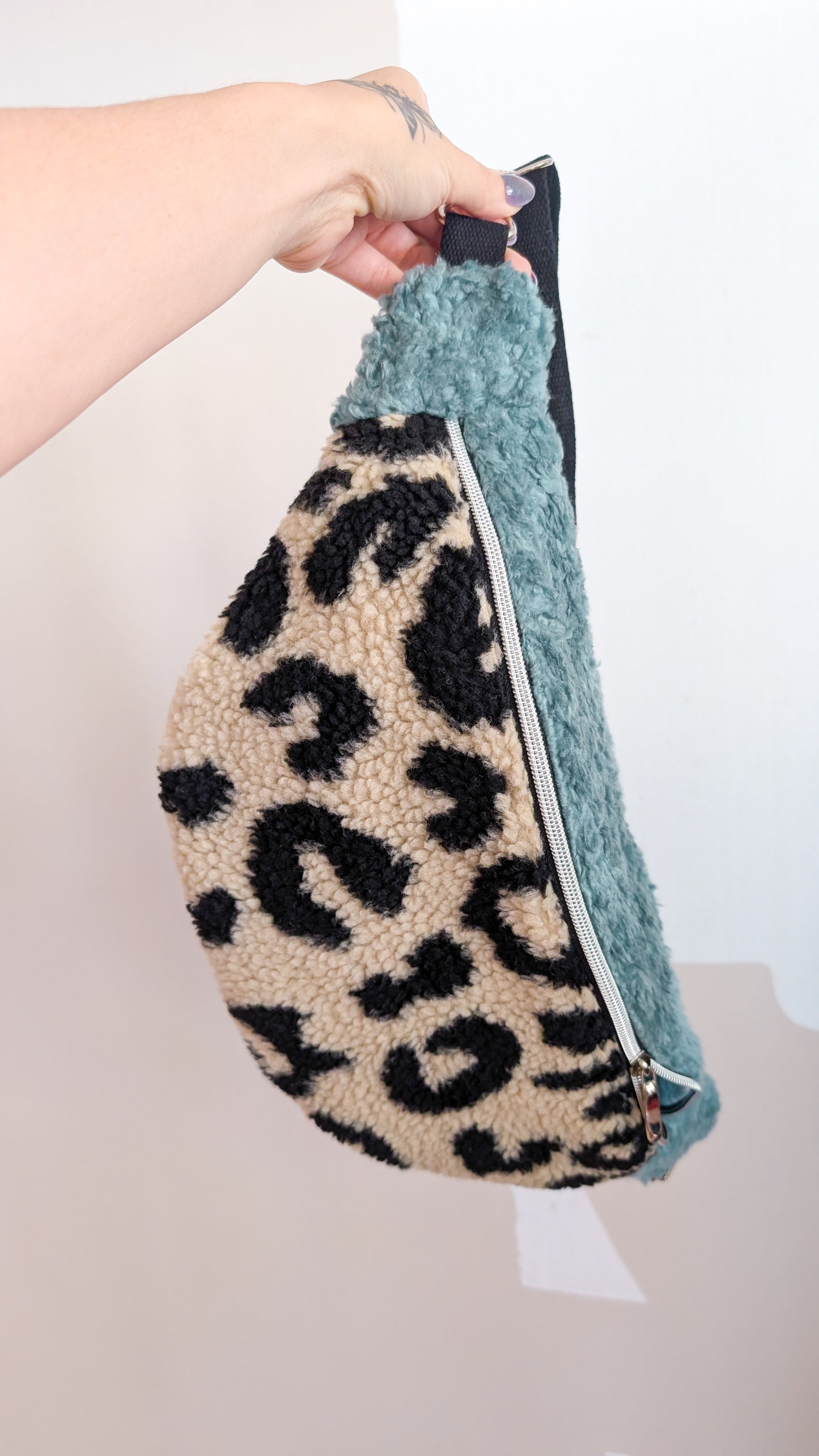 Große XL Umhängetasche Teddy Plüsch Bauchtasche Schwarz/Mint
