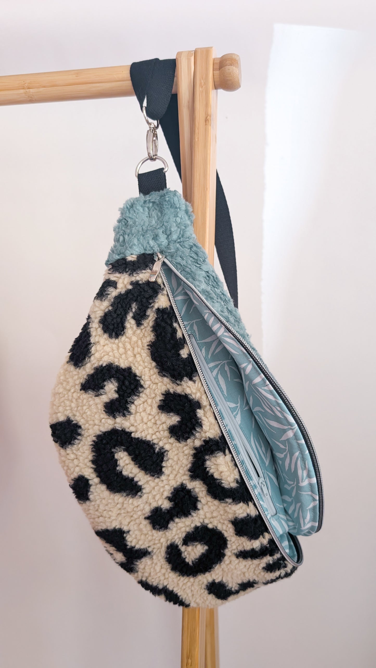 Große XL Umhängetasche Teddy Plüsch Bauchtasche Schwarz/Mint
