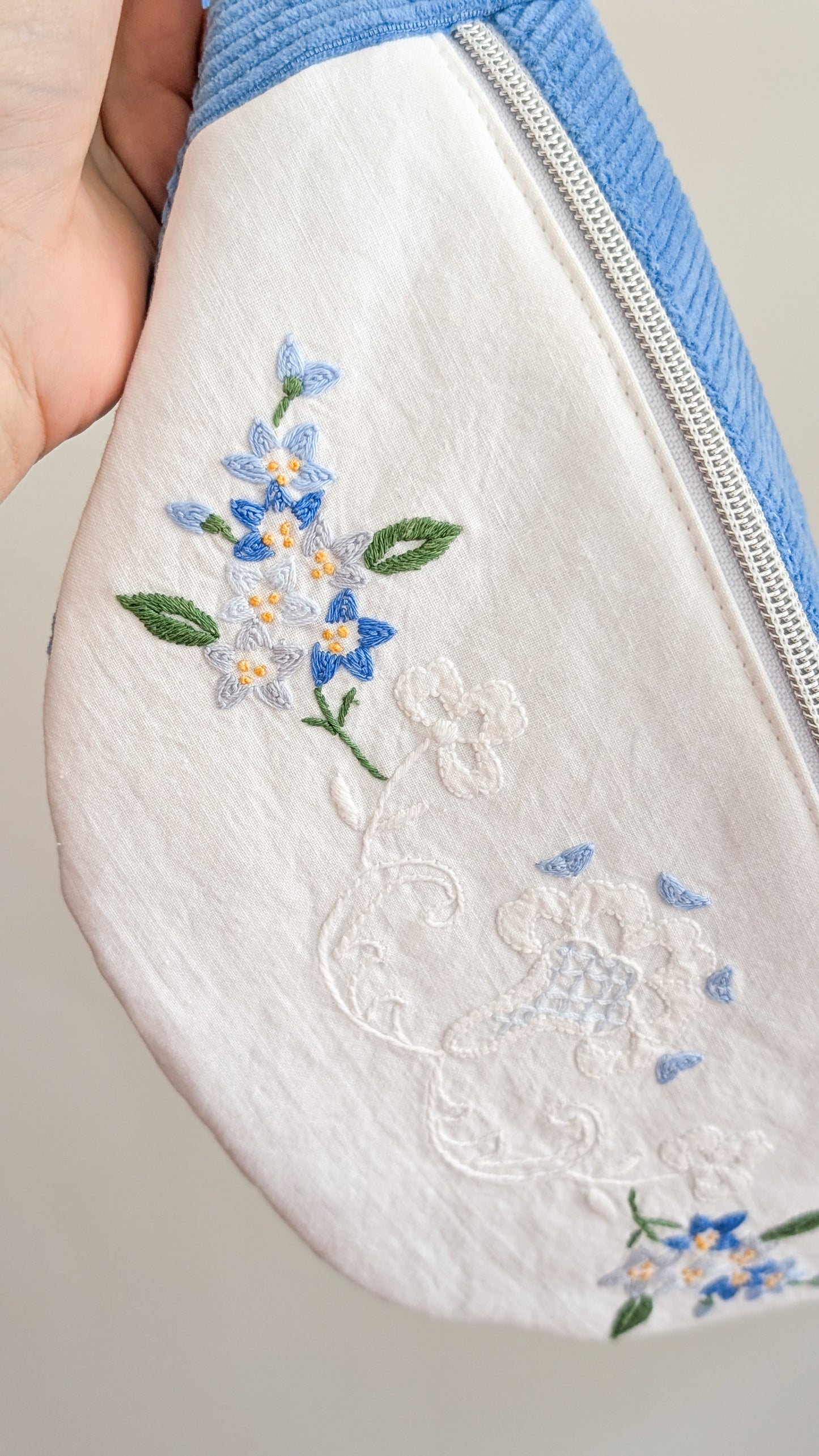 Upcycling Cord Bauchtasche Granny Hipbag Blumen Stickerei Blau