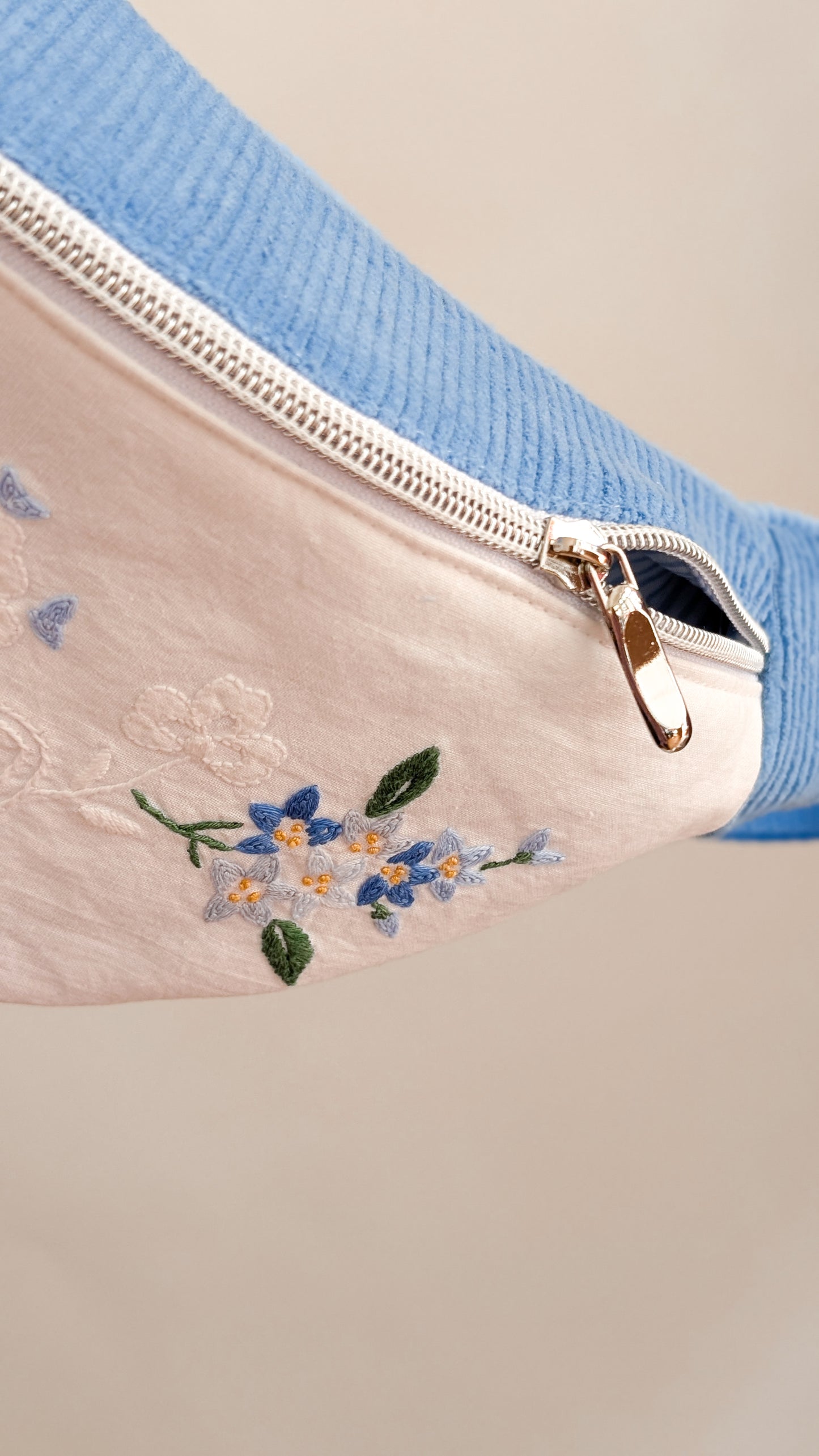 Upcycling Cord Bauchtasche Granny Hipbag Blumen Stickerei Blau