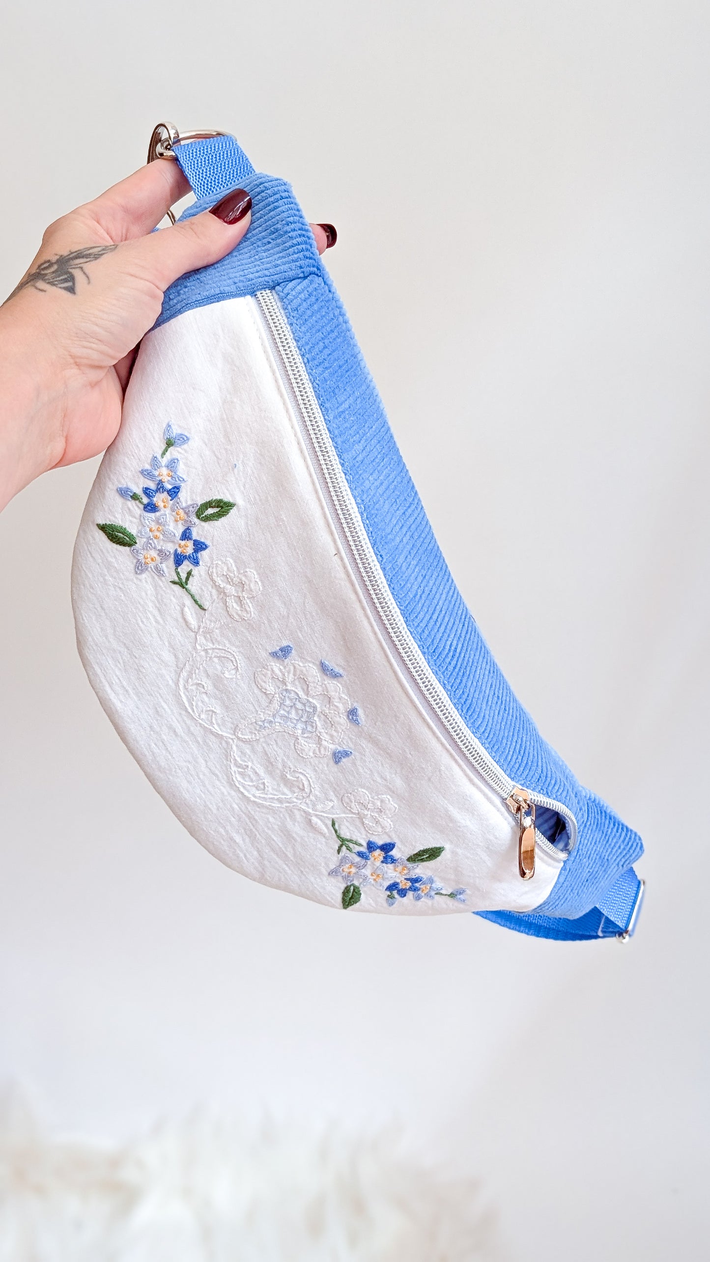 Upcycling Cord Bauchtasche Granny Hipbag Blumen Stickerei Blau