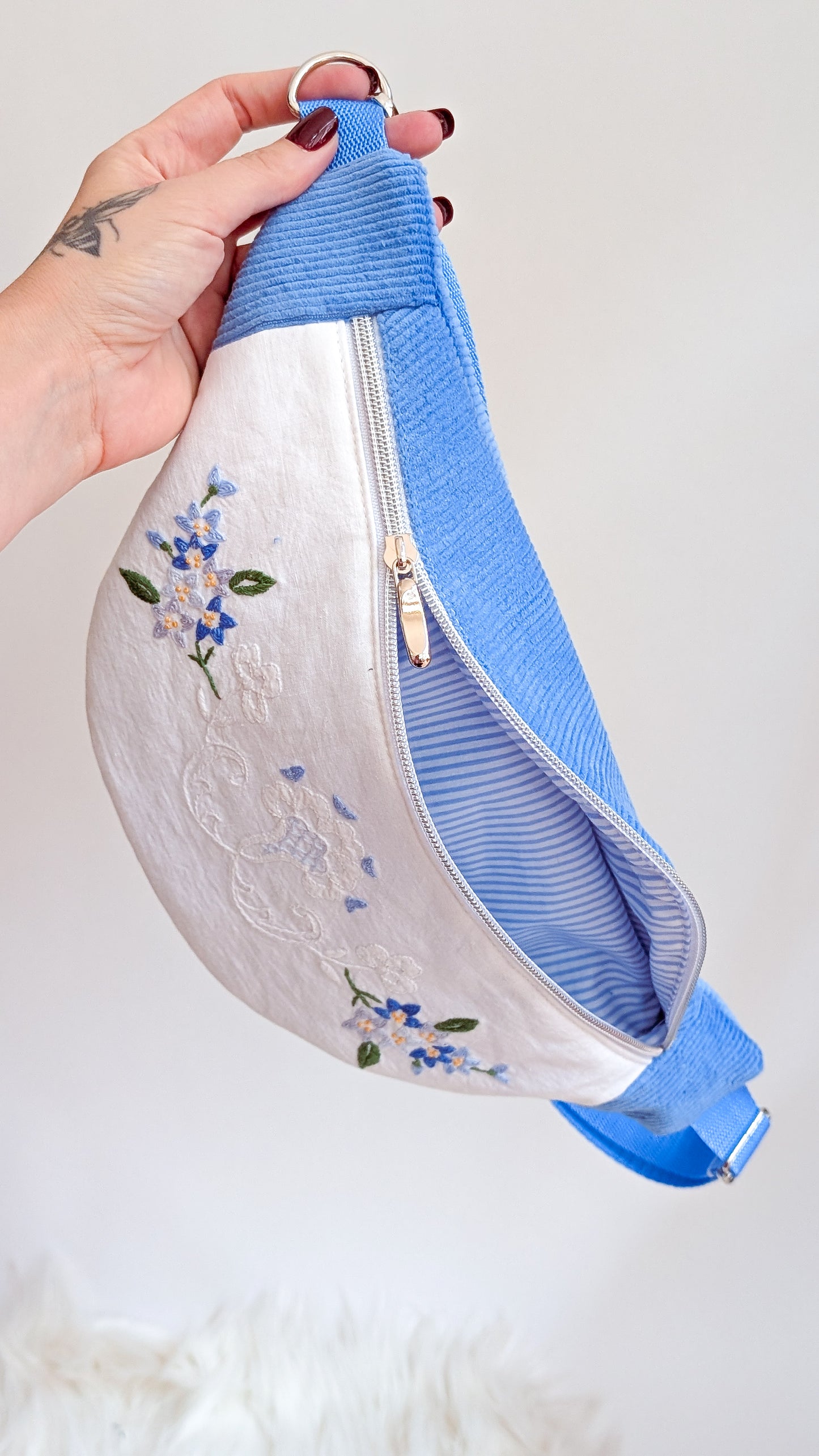 Upcycling Cord Bauchtasche Granny Hipbag Blumen Stickerei Blau
