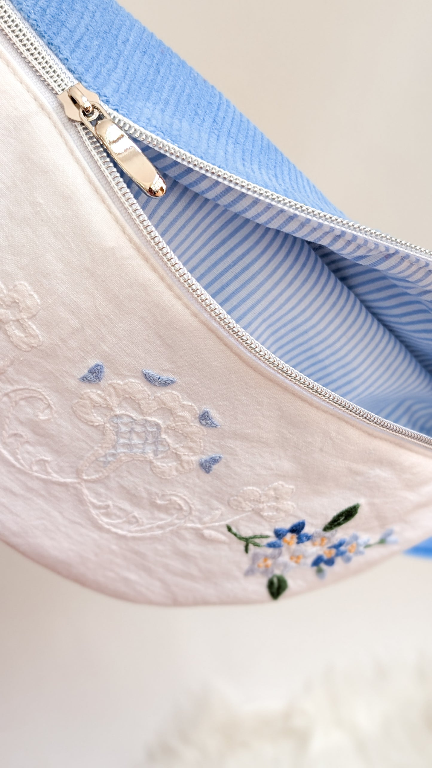 Upcycling Cord Bauchtasche Granny Hipbag Blumen Stickerei Blau