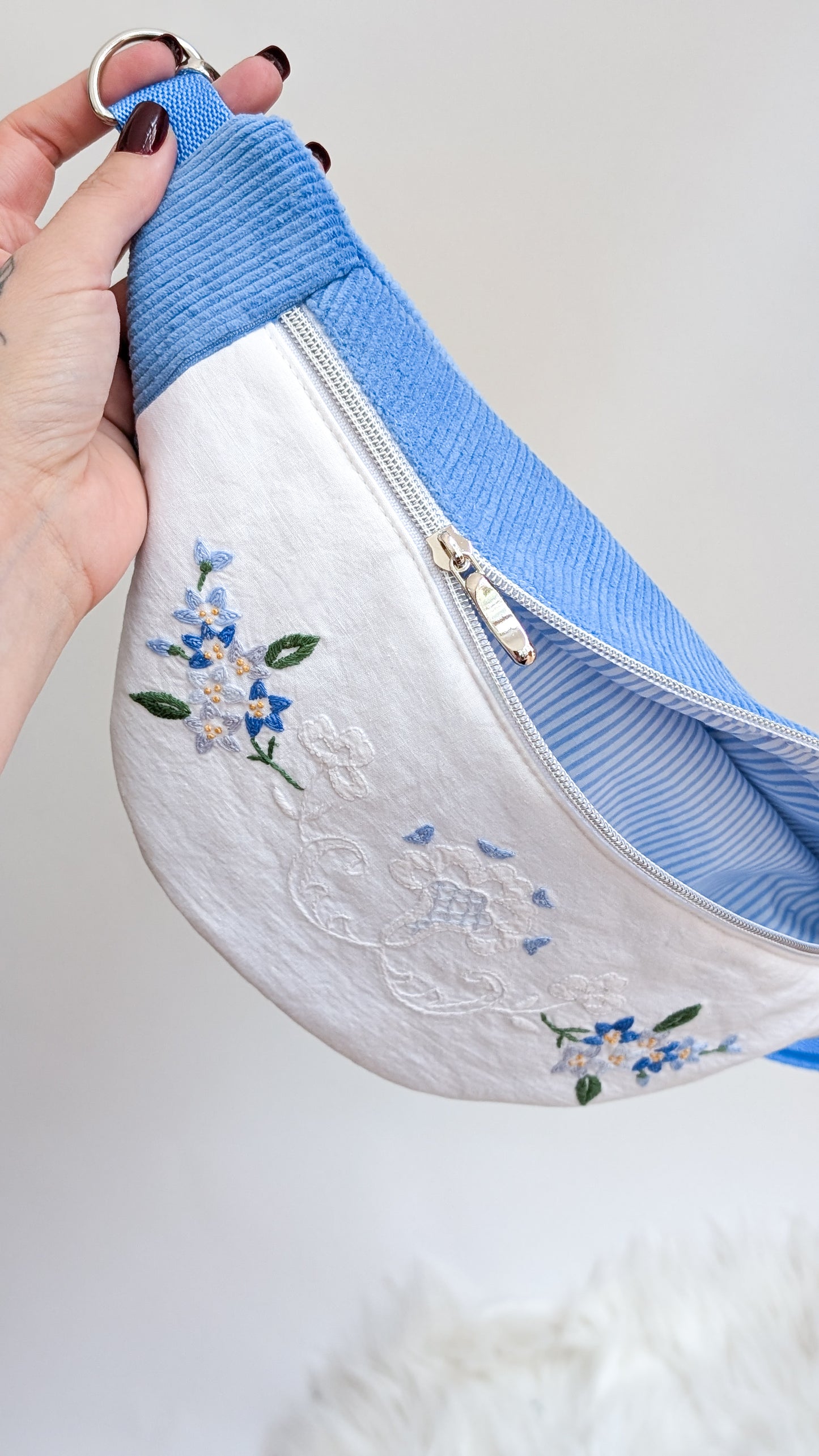 Upcycling Cord Bauchtasche Granny Hipbag Blumen Stickerei Blau