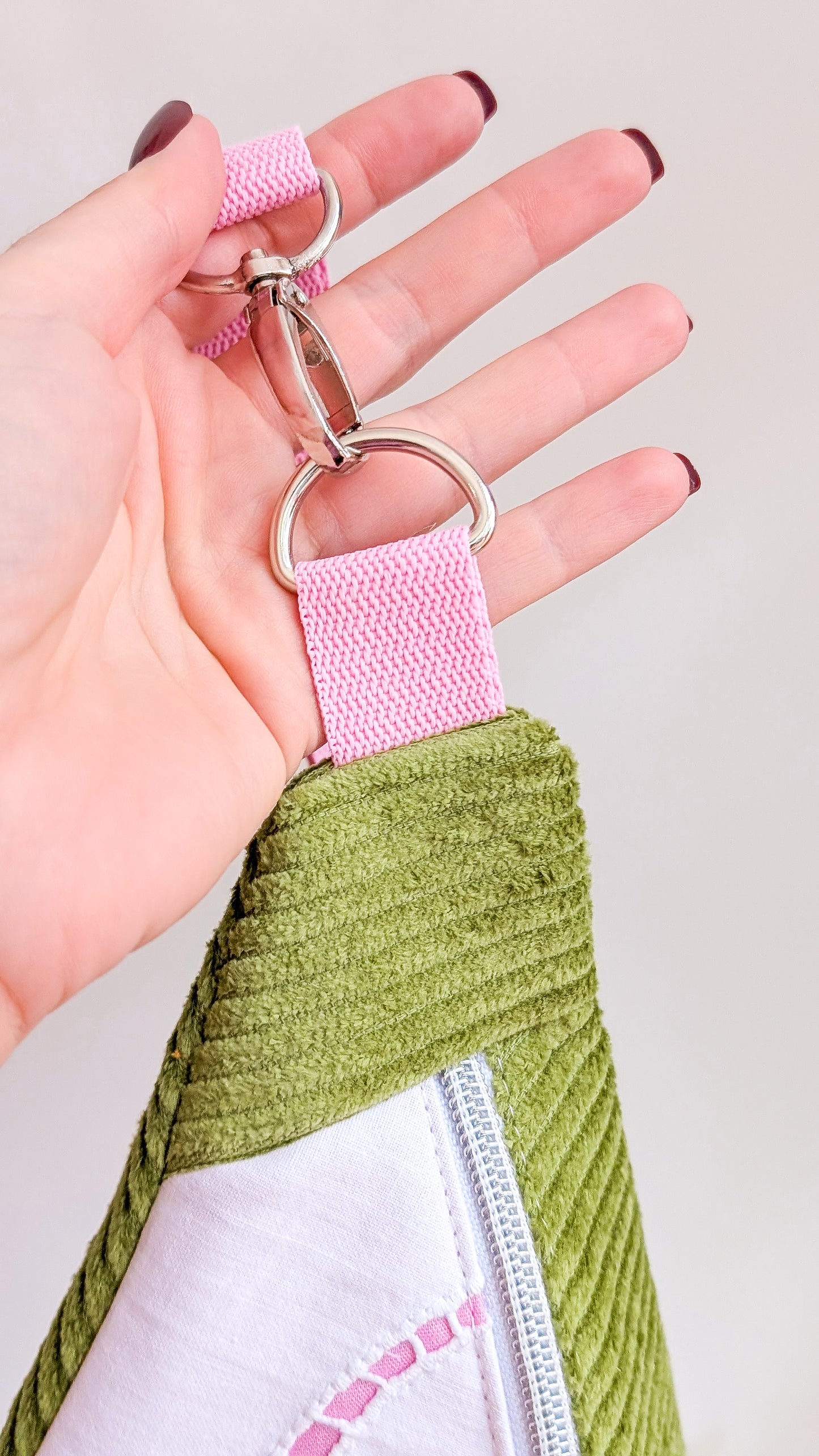Upcycling Cord Bauchtasche Granny Hipbag Blumen Stickerei Rosa/Grün