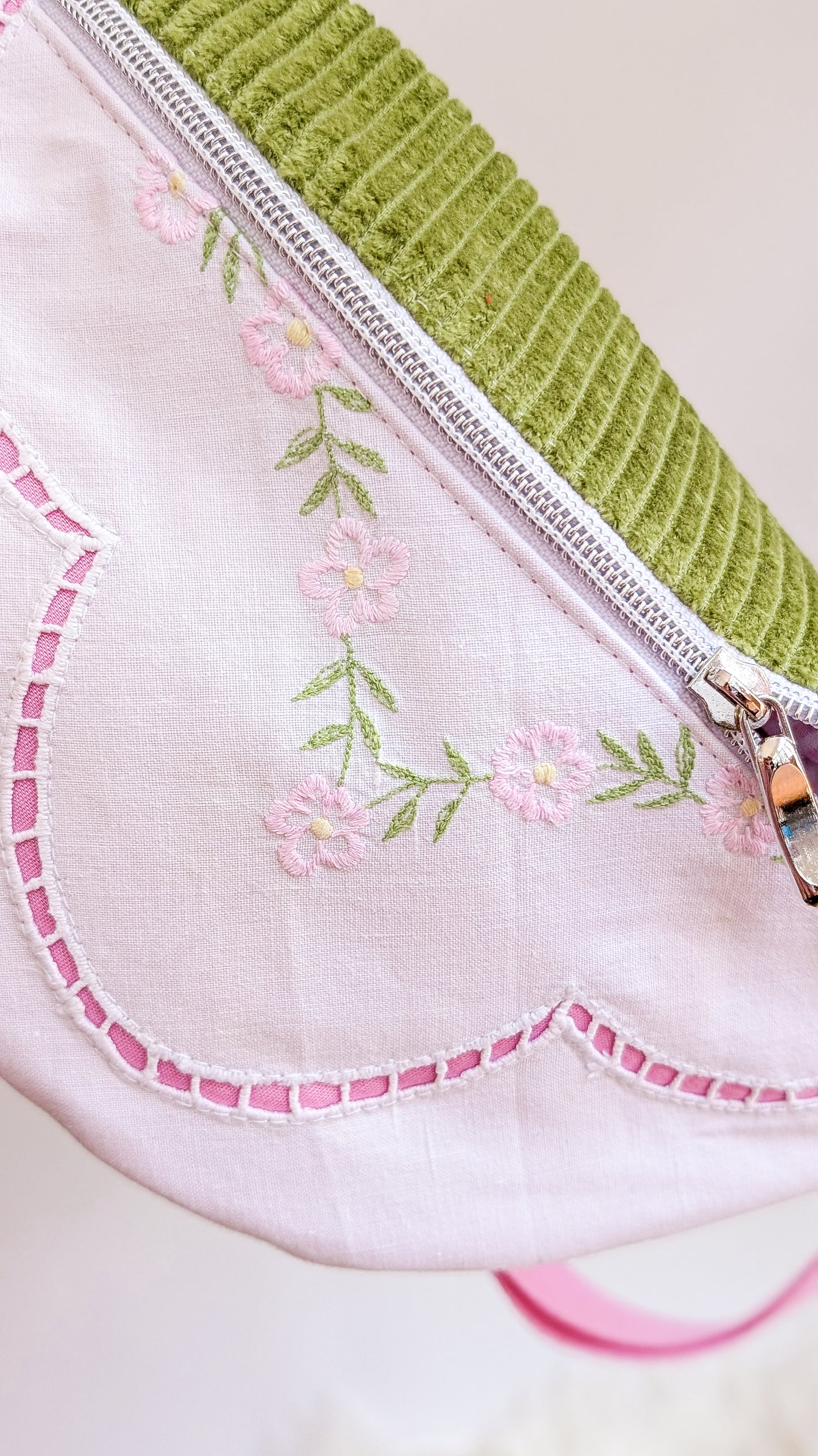 Upcycling Cord Bauchtasche Granny Hipbag Blumen Stickerei Rosa/Grün