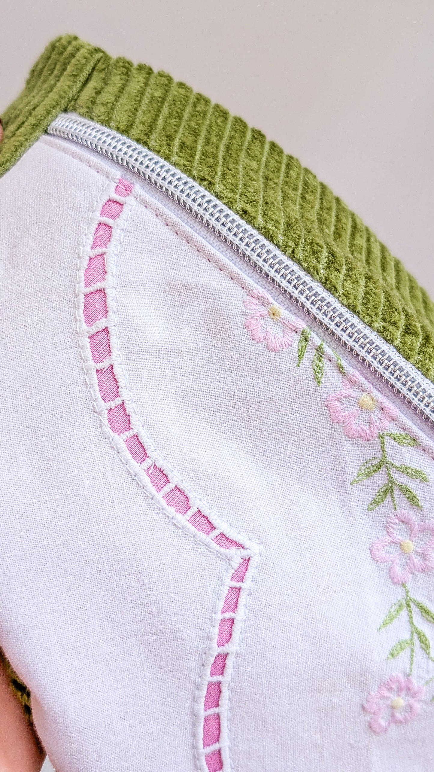 Upcycling Cord Bauchtasche Granny Hipbag Blumen Stickerei Rosa/Grün