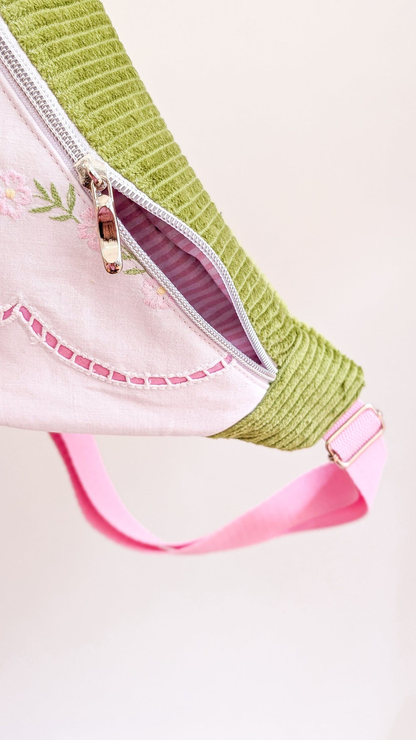 Upcycling Cord Bauchtasche Granny Hipbag Blumen Stickerei Rosa/Grün