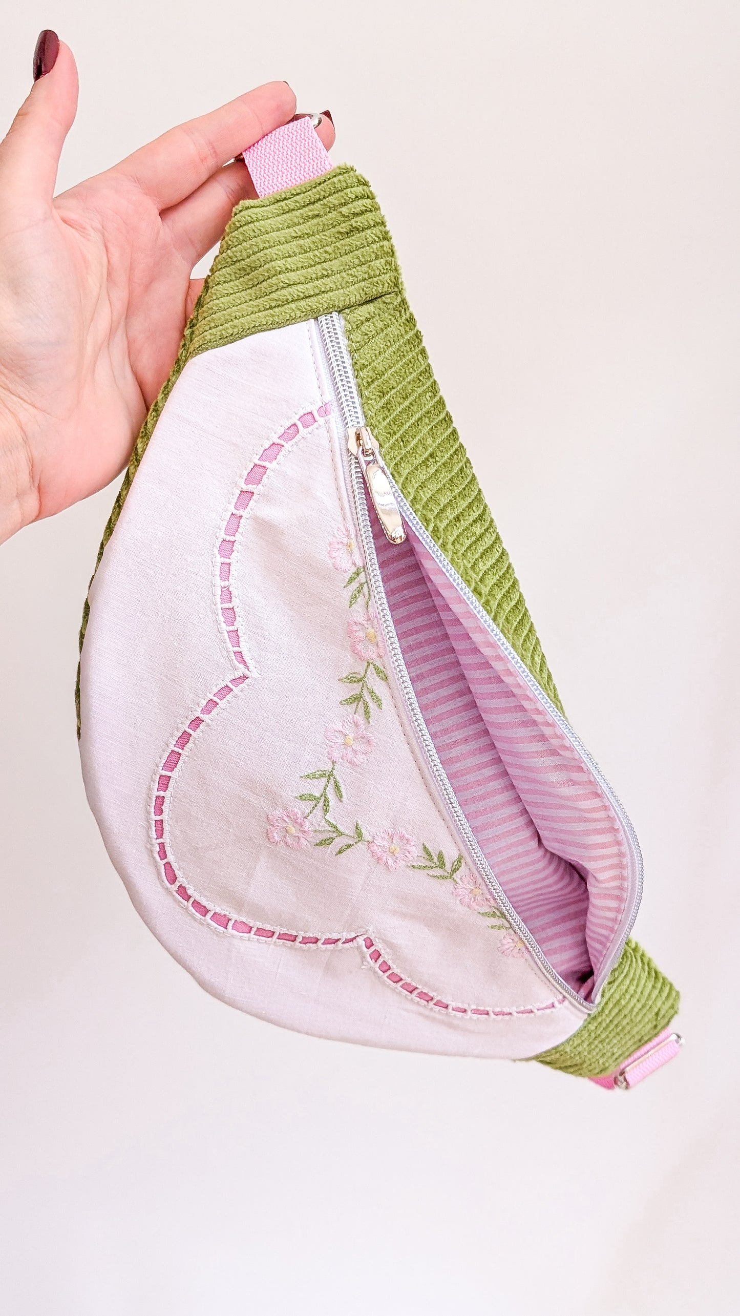 Upcycling Cord Bauchtasche Granny Hipbag Blumen Stickerei Rosa/Grün