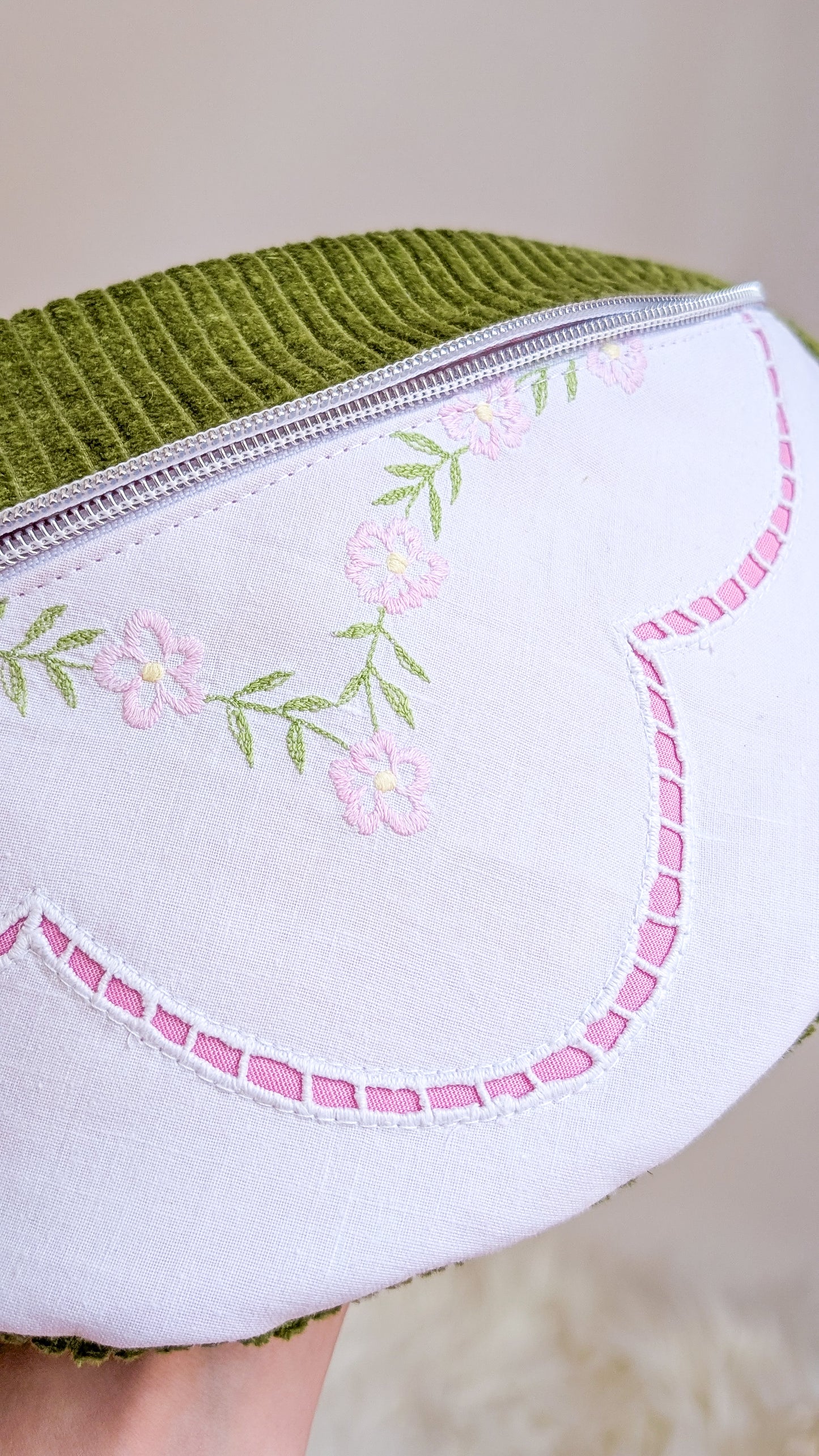 Upcycling Cord Bauchtasche Granny Hipbag Blumen Stickerei Rosa/Grün