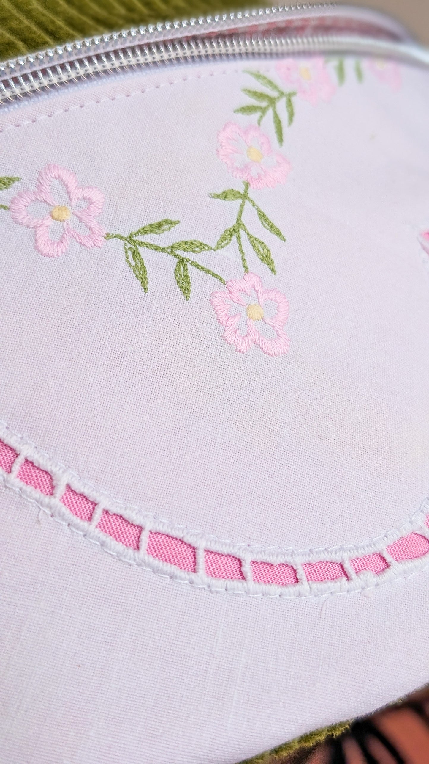 Upcycling Cord Bauchtasche Granny Hipbag Blumen Stickerei Rosa/Grün