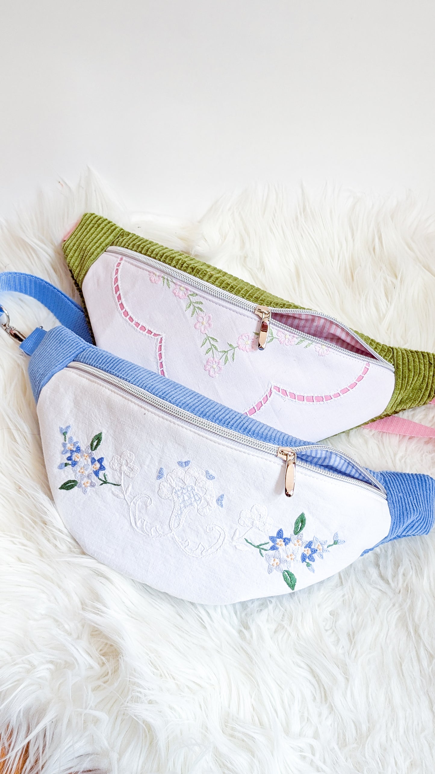 Upcycling Cord Bauchtasche Granny Hipbag Blumen Stickerei Blau