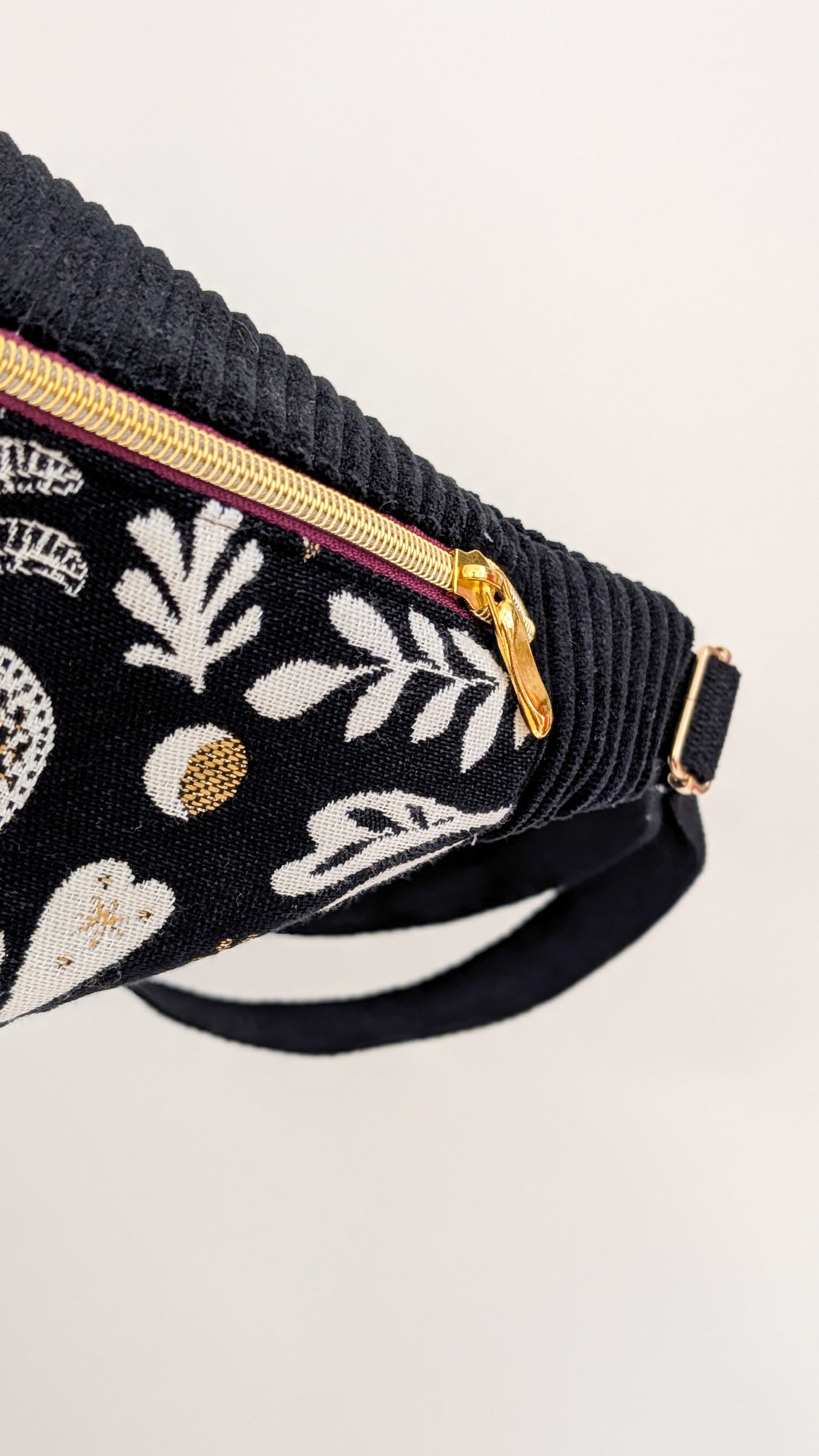 Folklore Hipbag Cord Bauchtasche Schwarz/Weiß/Gold