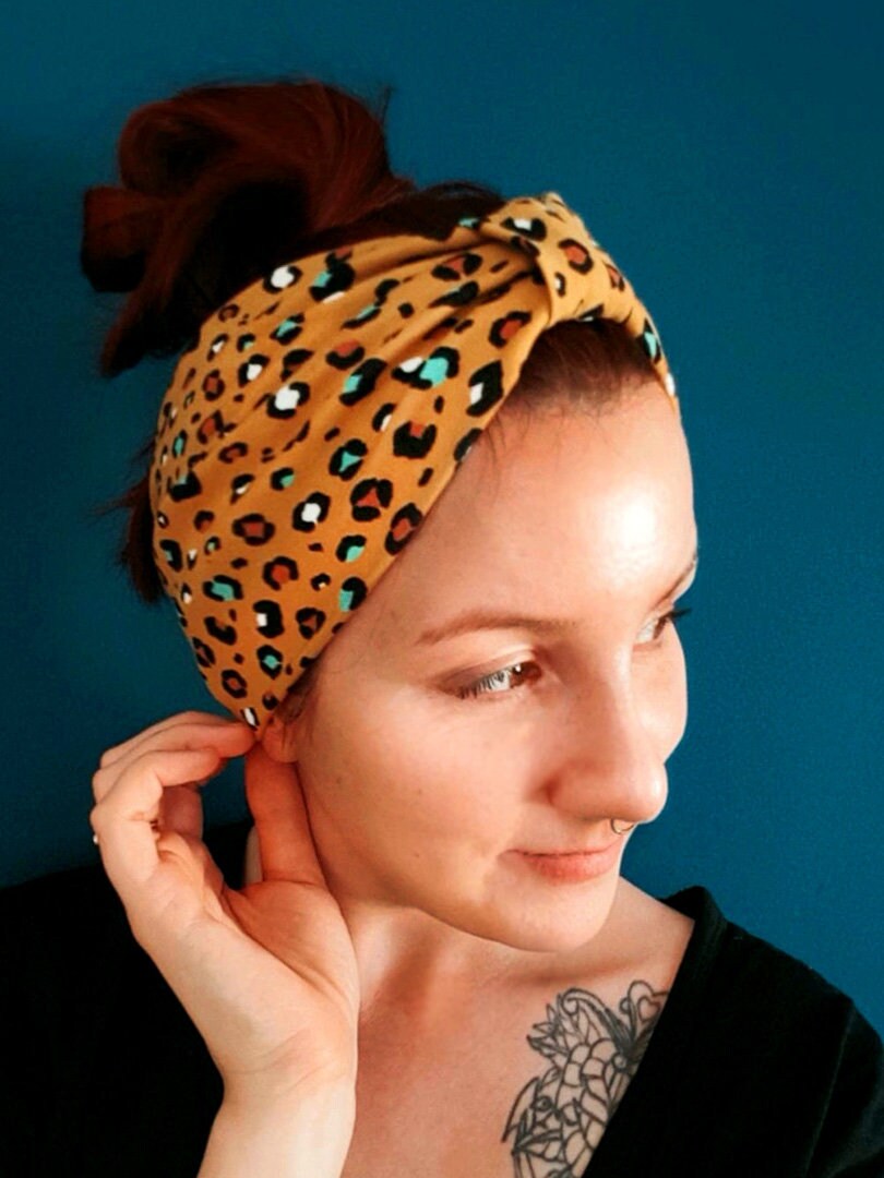 Verspieltes Turban Stirnband in senfgelb mit buntem Leomuster