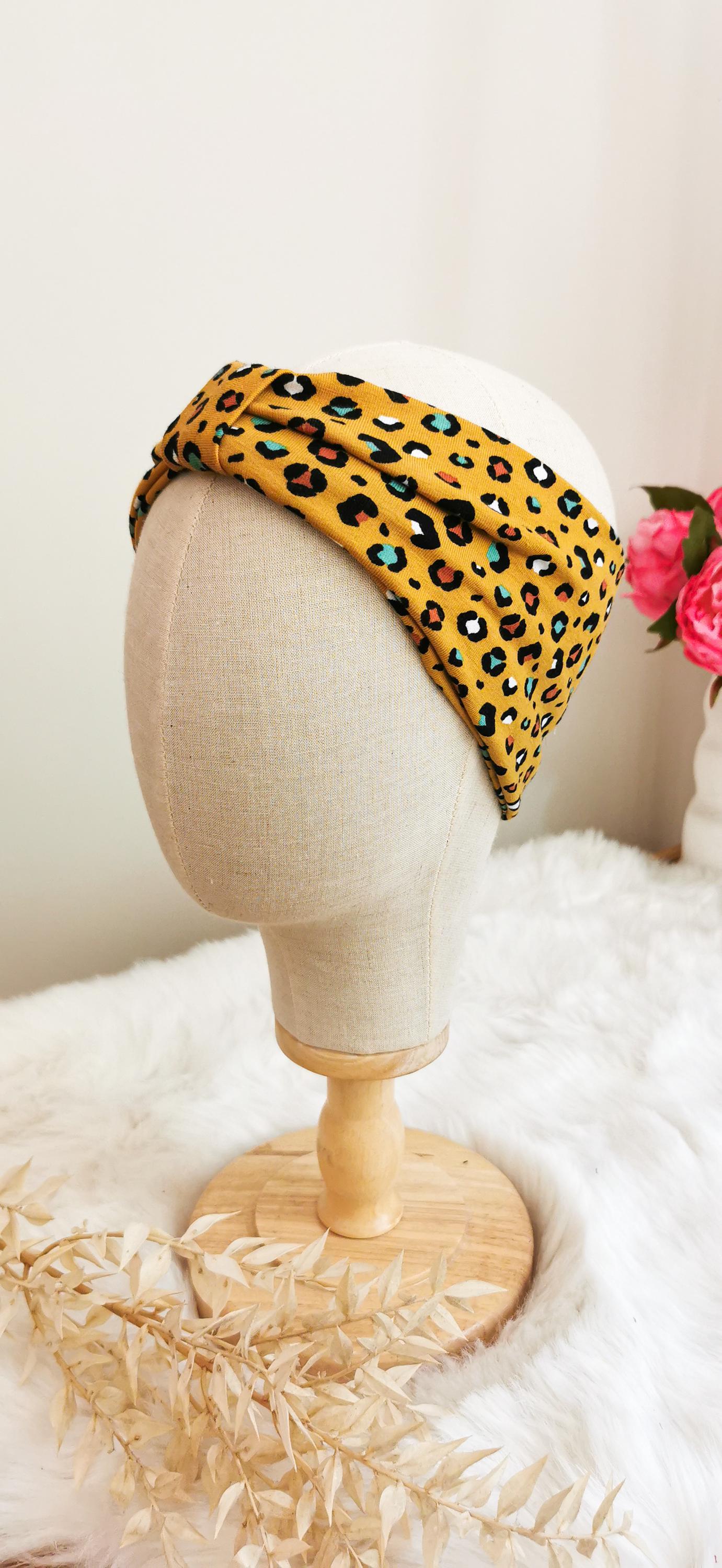 Verspieltes Turban Stirnband in senfgelb mit buntem Leomuster