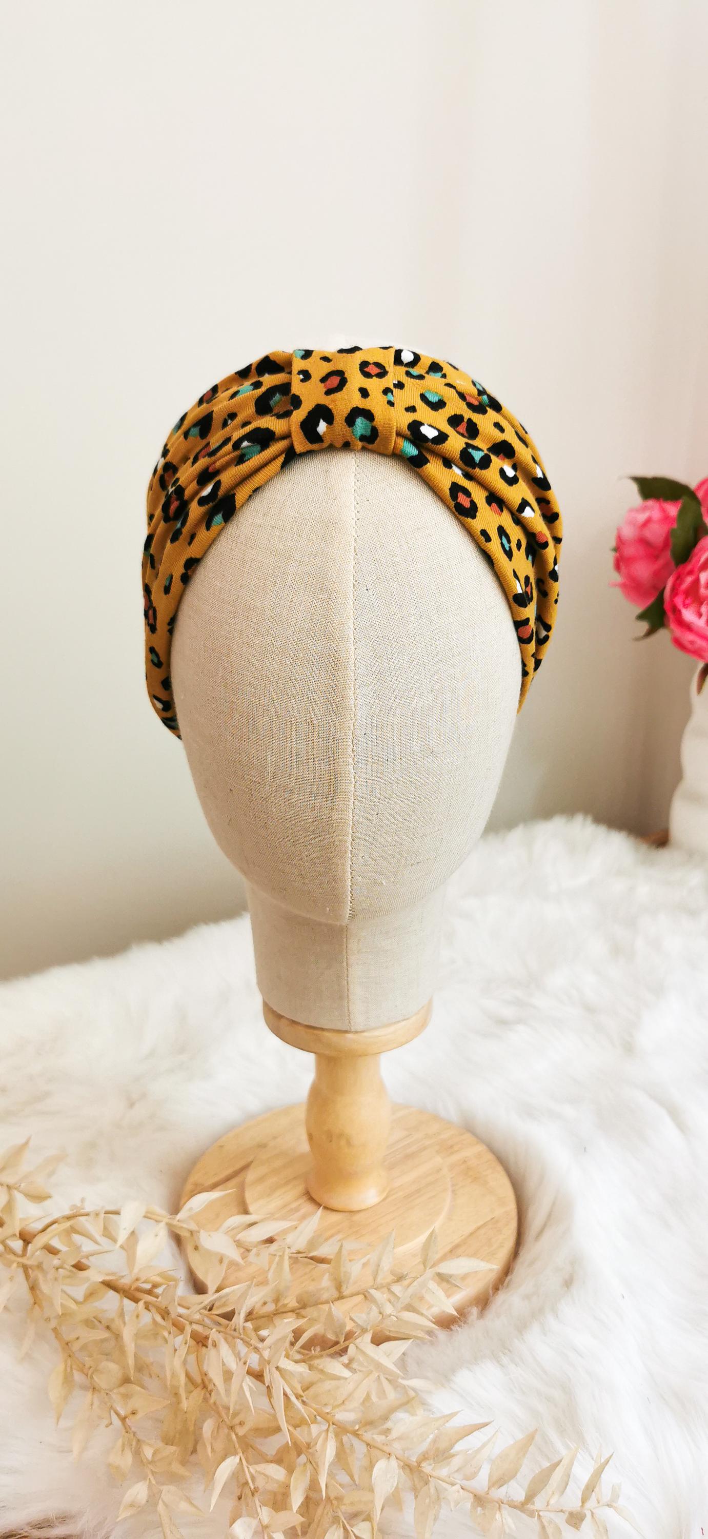 Verspieltes Turban Stirnband in senfgelb mit buntem Leomuster