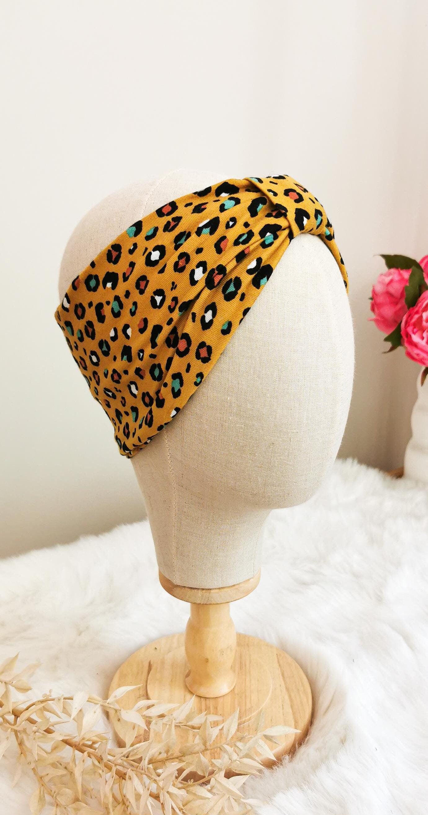 Verspieltes Turban Stirnband in senfgelb mit buntem Leomuster