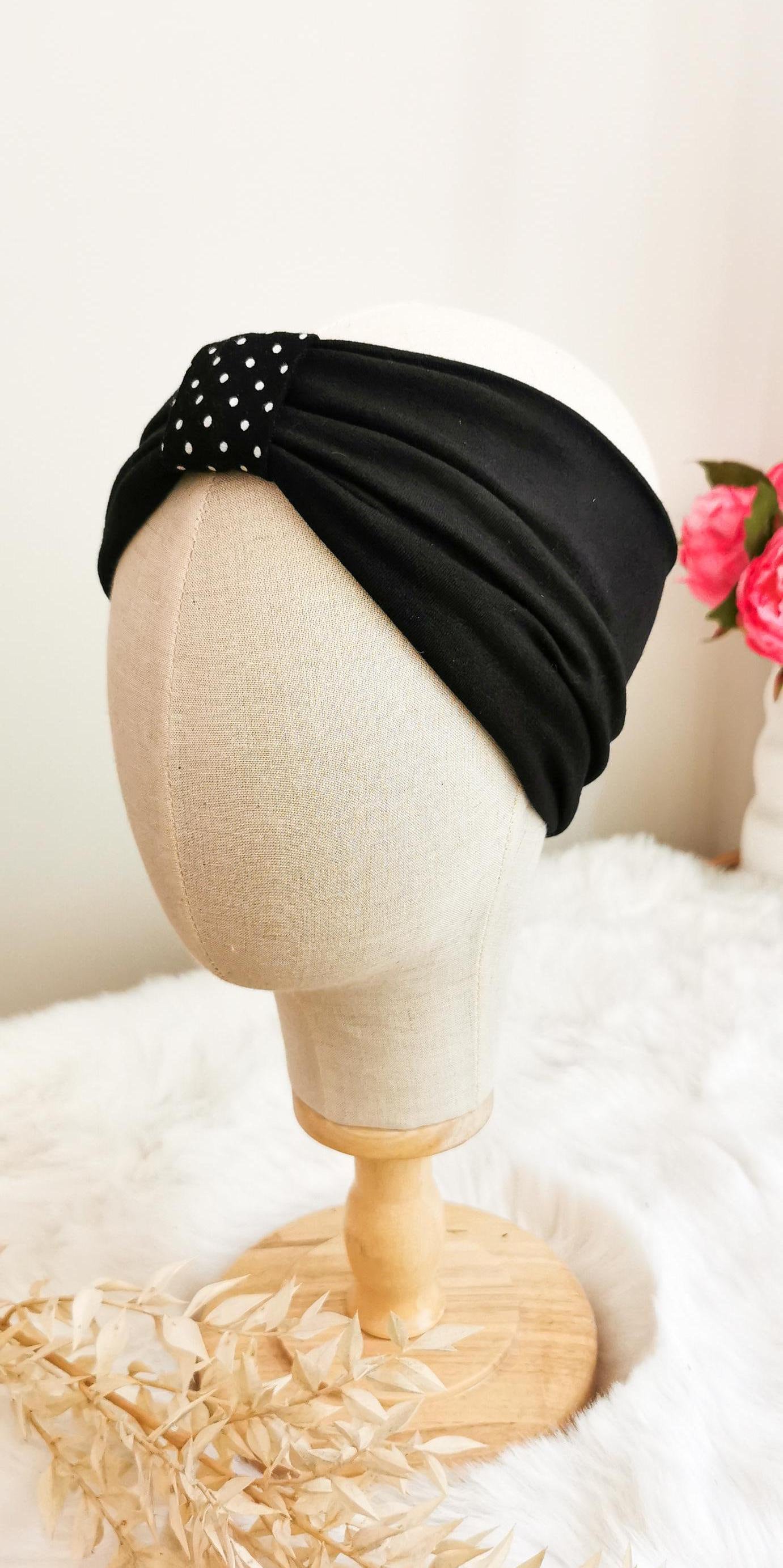 Schlichtes schwarzes Stirnband mit Polkadot-Akzenten