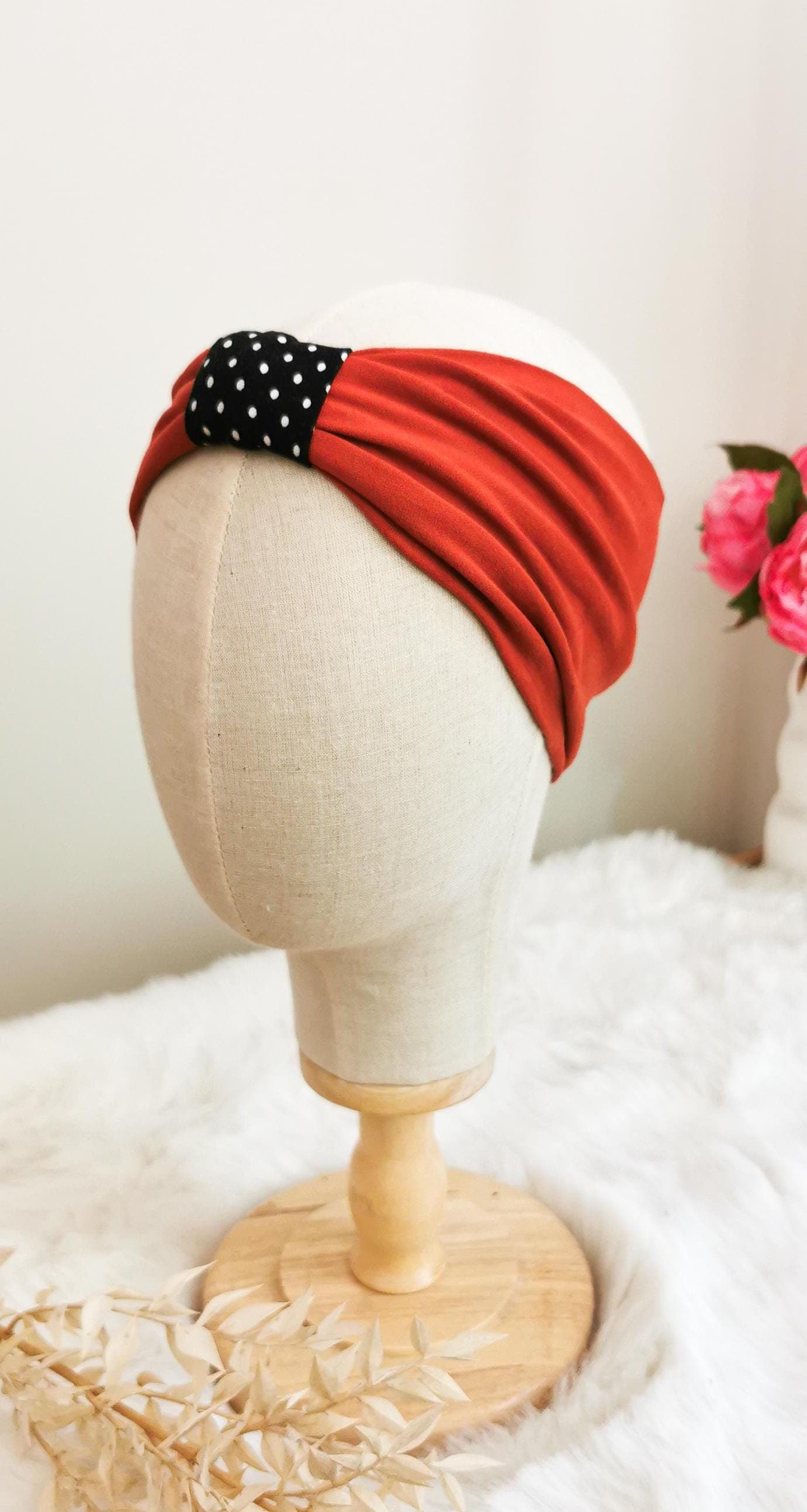 Schlichtes Stirband in rosfarben mit schwarz/weiß Polkadots