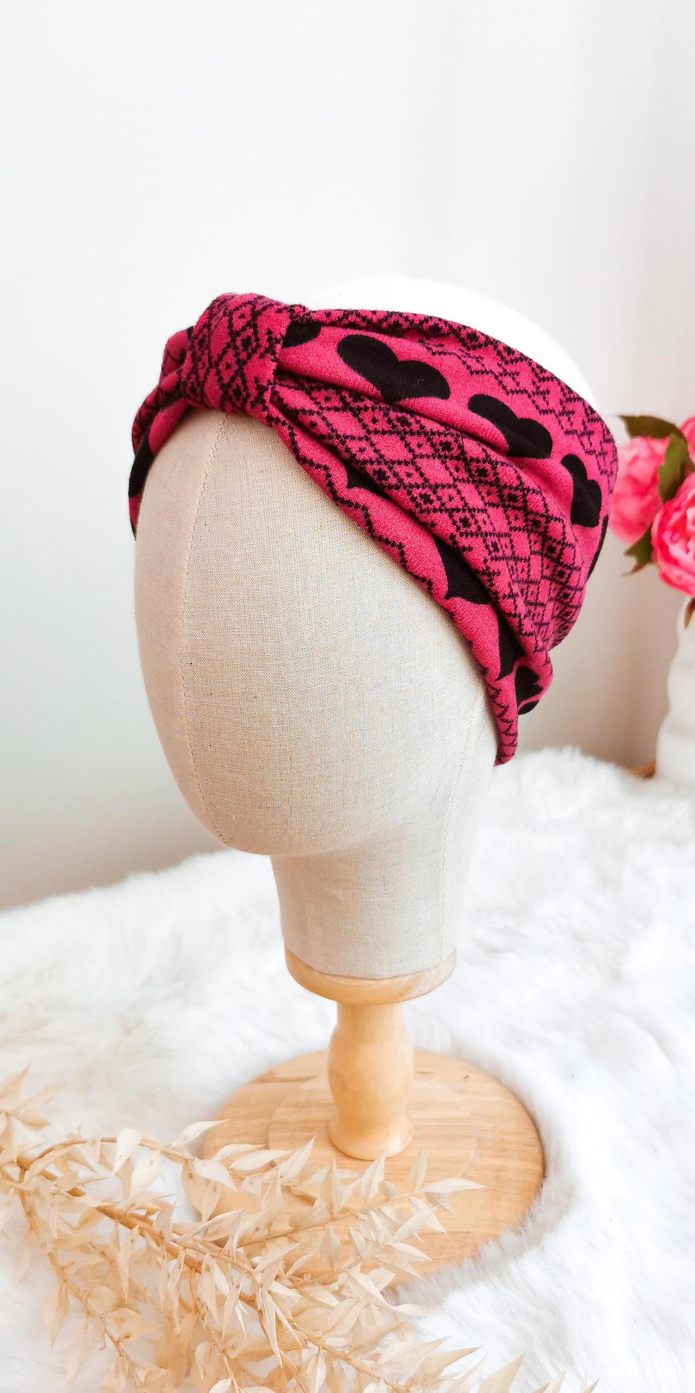 Weiches Stirnband in Pink mit schwarzen Herzen bedruckter Strick