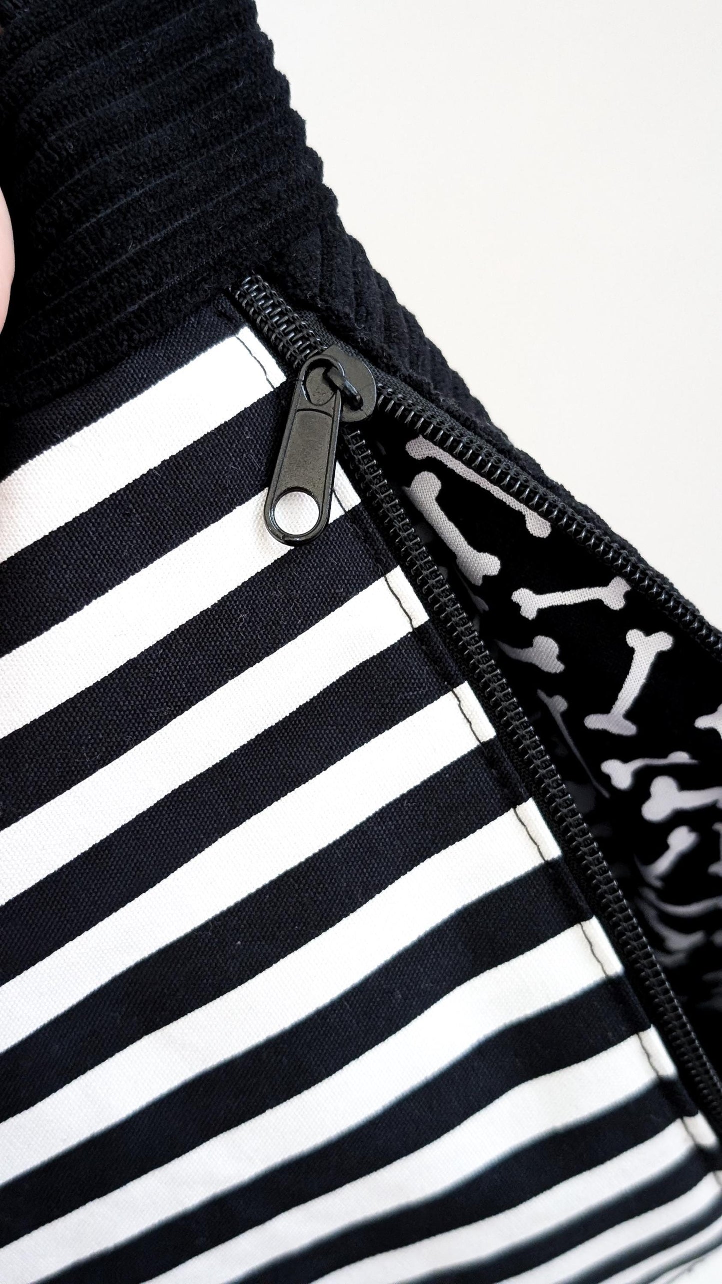 Halloween Hipbag Cord Bauchtasche Schwarz/Weiß Streifen & Knochen