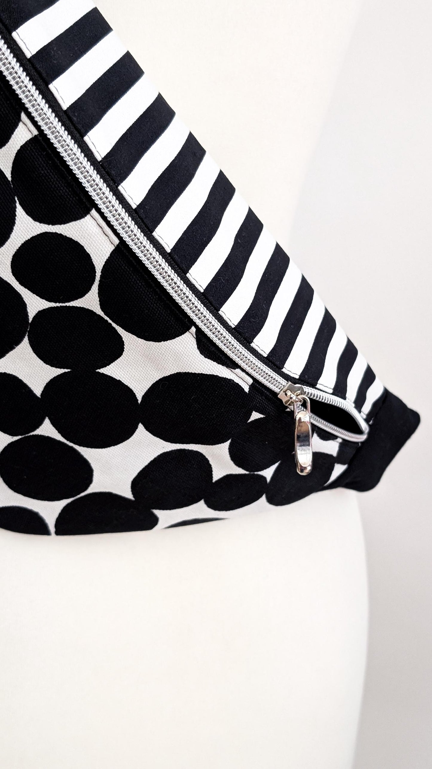 Große XL Umhängetasche Mustermix Bauchtasche Punkte Streifen Schwarz Weiß