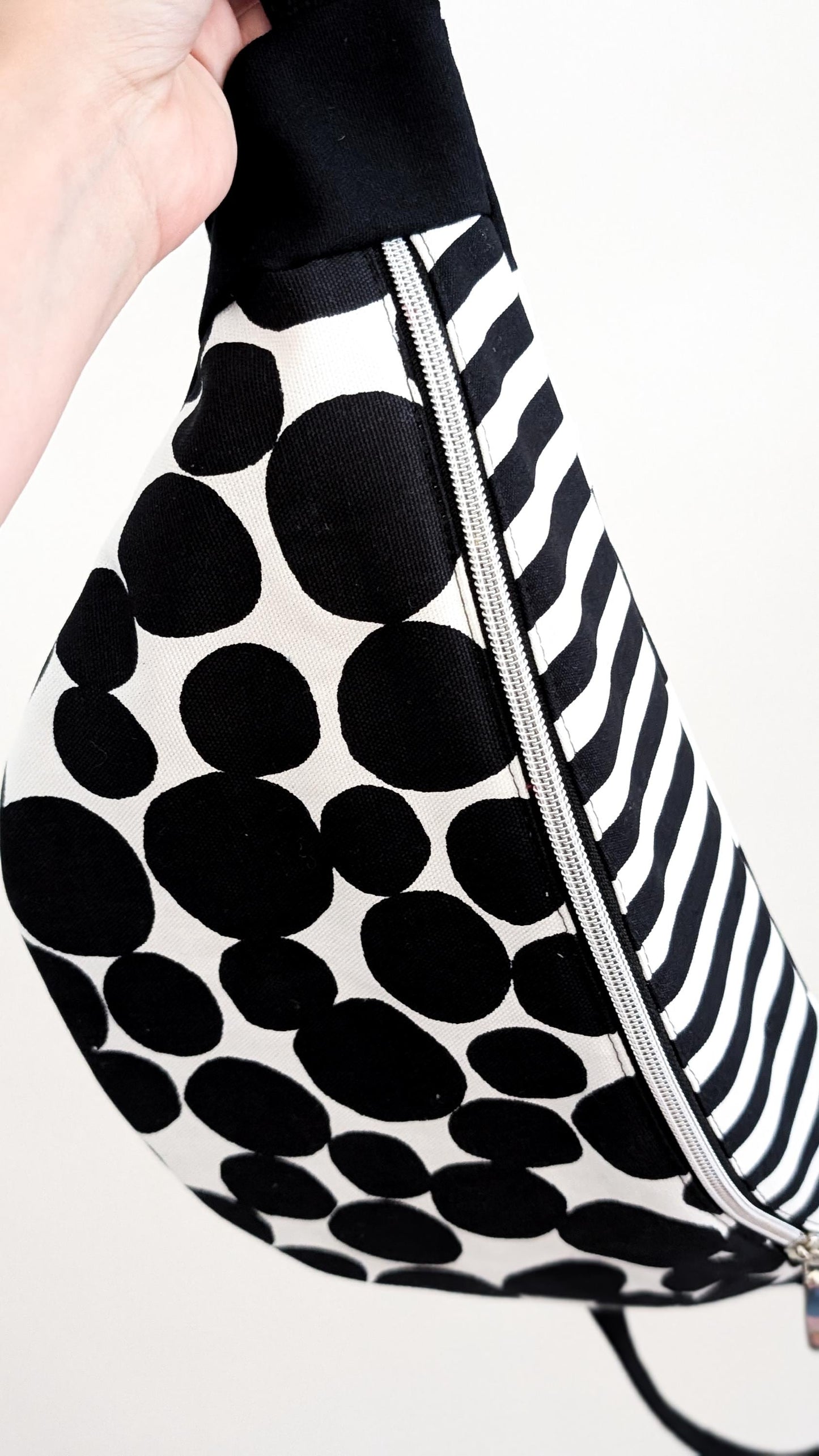 Große XL Umhängetasche Mustermix Bauchtasche Punkte Streifen Schwarz Weiß