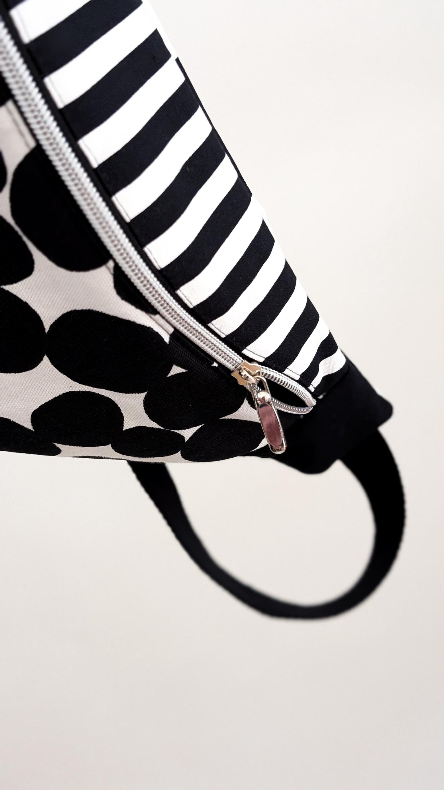 Große XL Umhängetasche Mustermix Bauchtasche Punkte Streifen Schwarz Weiß