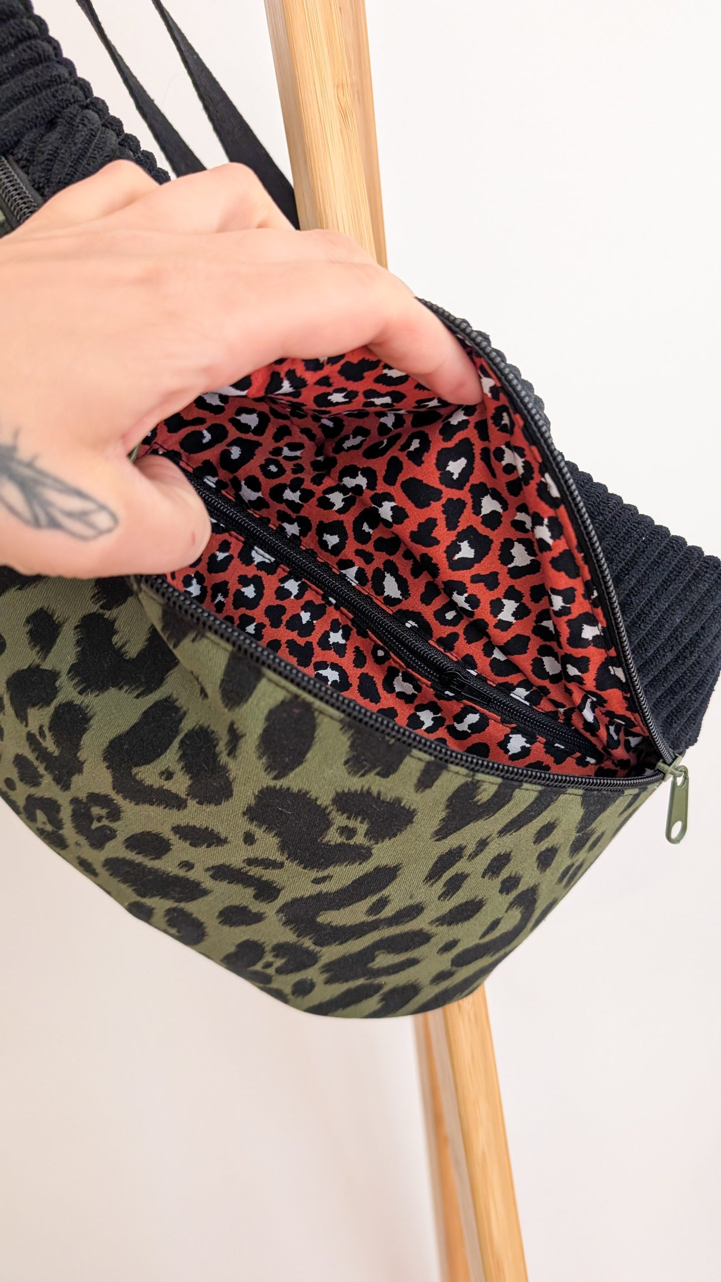Cord XL Bauchtasche Olivgrün Schwarz Leopard