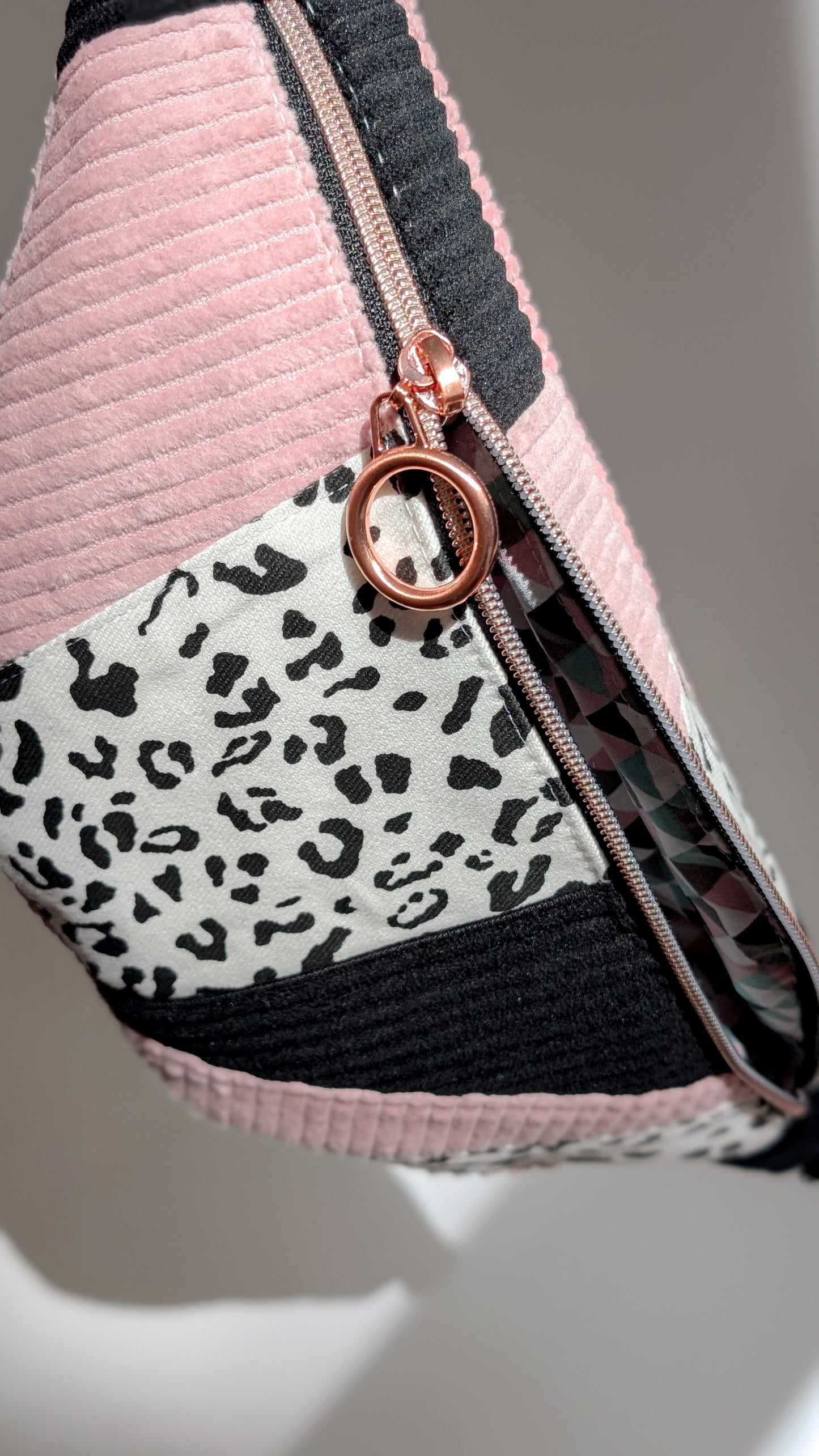 Zero Waste Patchwork - Bauchtasche Leo Cord Rose Schwarz Einzelstück