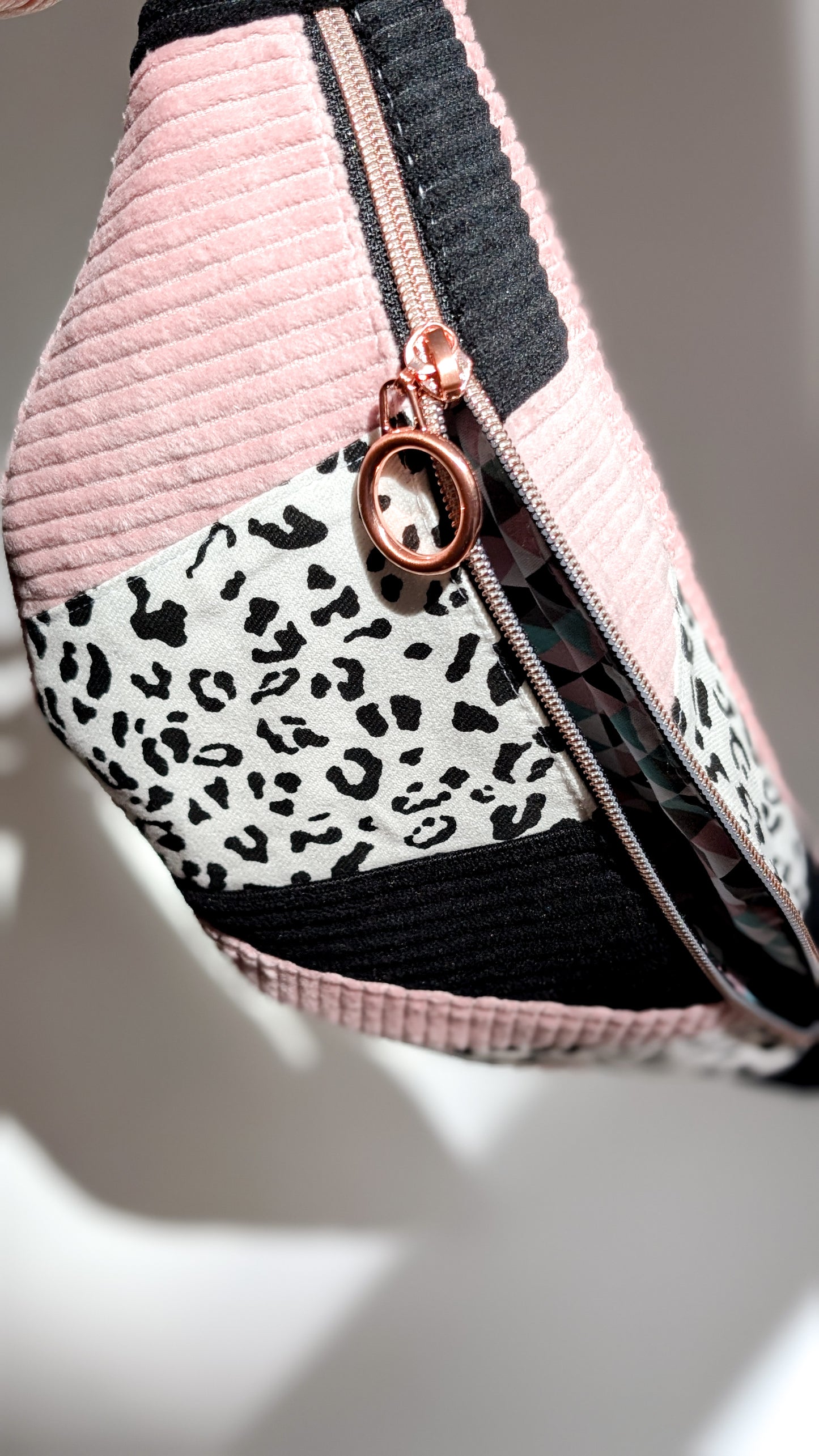 Zero Waste Patchwork - Bauchtasche Leo Cord Rose Schwarz Einzelstück