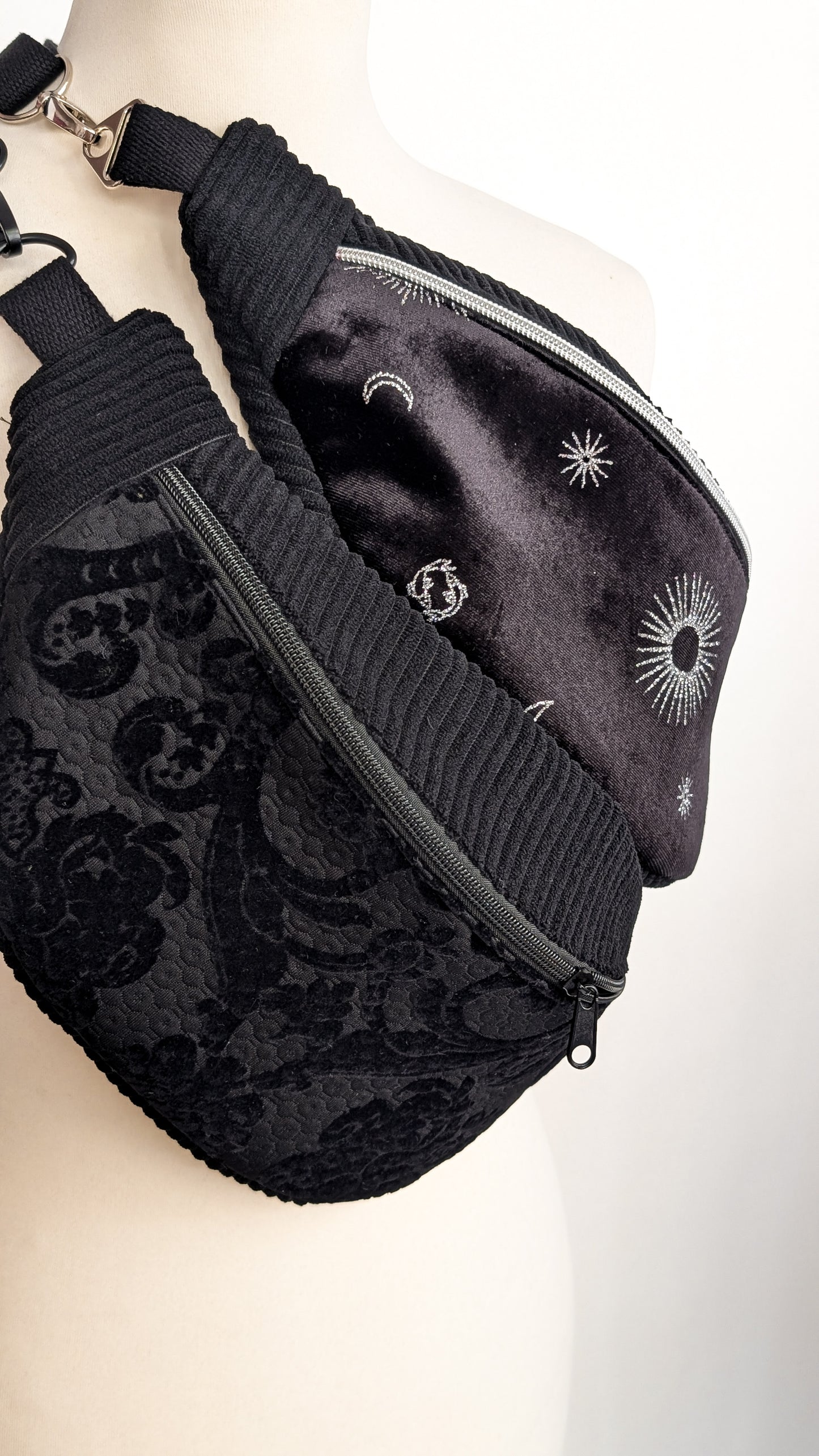 Schwarze Bauchtasche Edle Crossbody Bag Samt ORNAMENTE Halloween