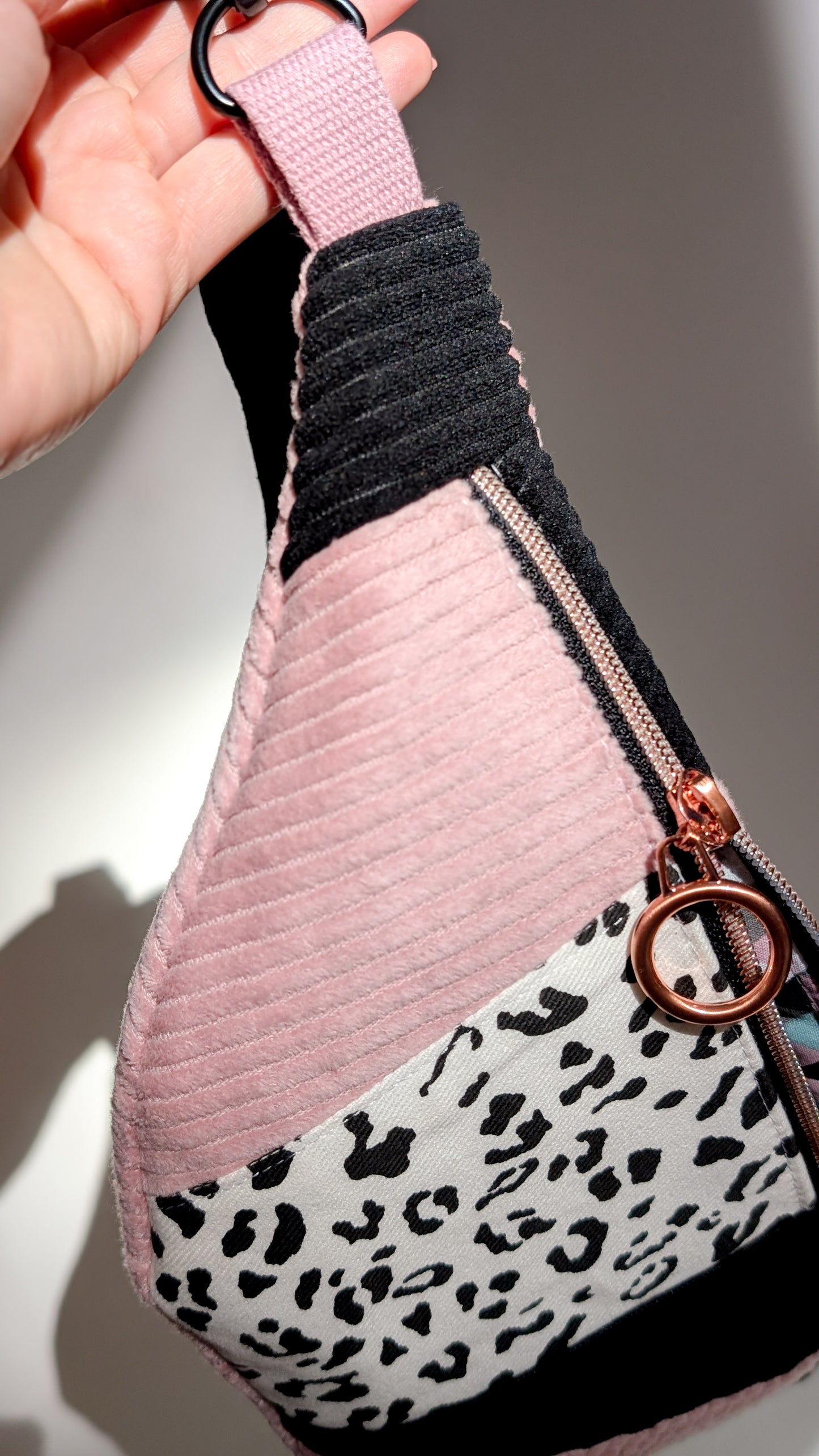 Zero Waste Patchwork - Bauchtasche Leo Cord Rose Schwarz Einzelstück