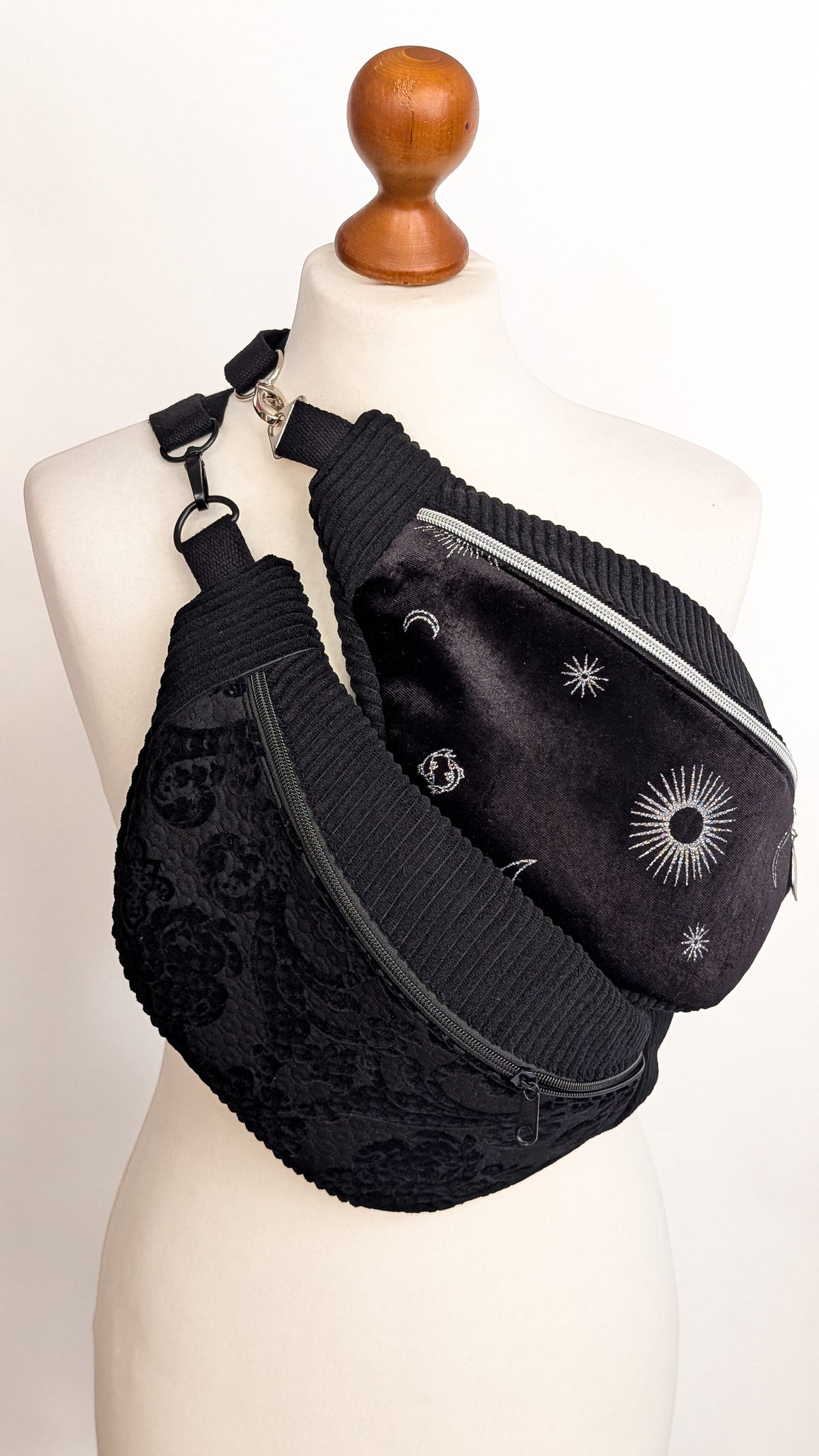Upcycling Bauchtasche Crossbody Bag Schwarz Samt CELESTIAL Halloween LIMITIERT