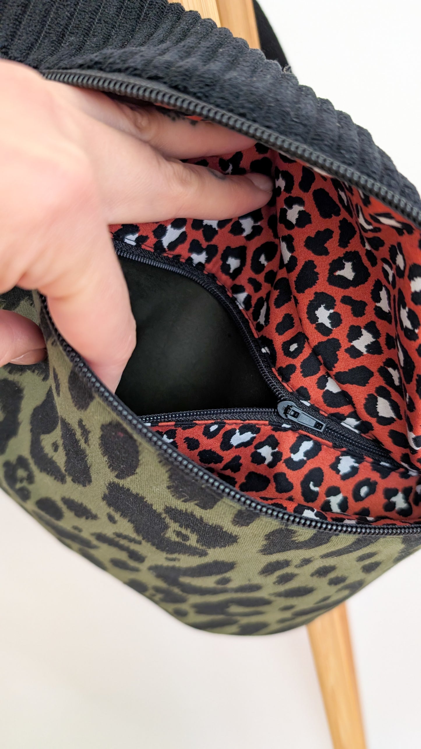 Cord XL Bauchtasche Olivgrün Schwarz Leopard